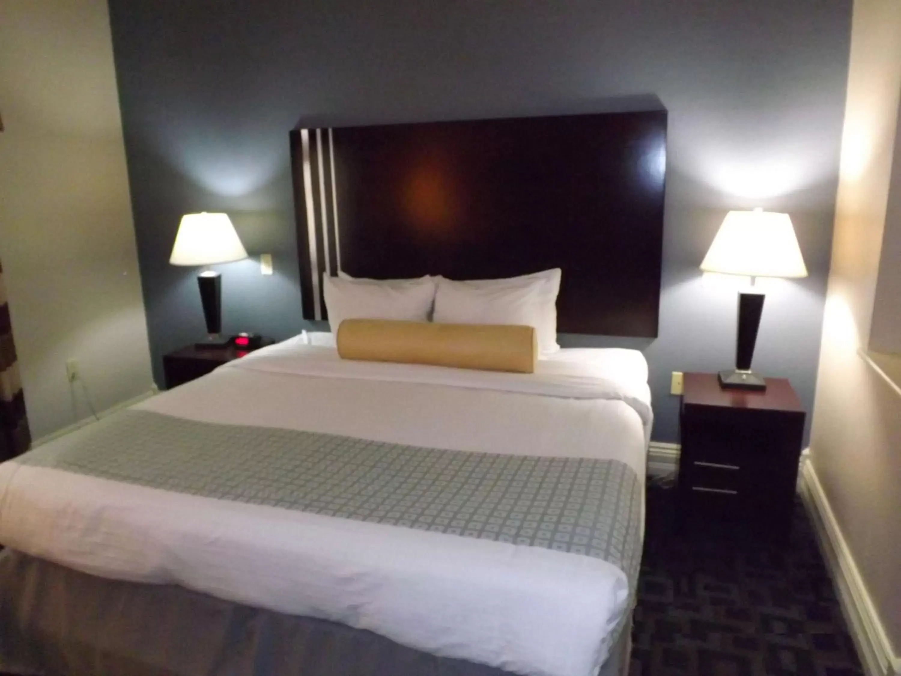 Photo of the whole room, Bed in Best Western Plus Kalamazoo Suites