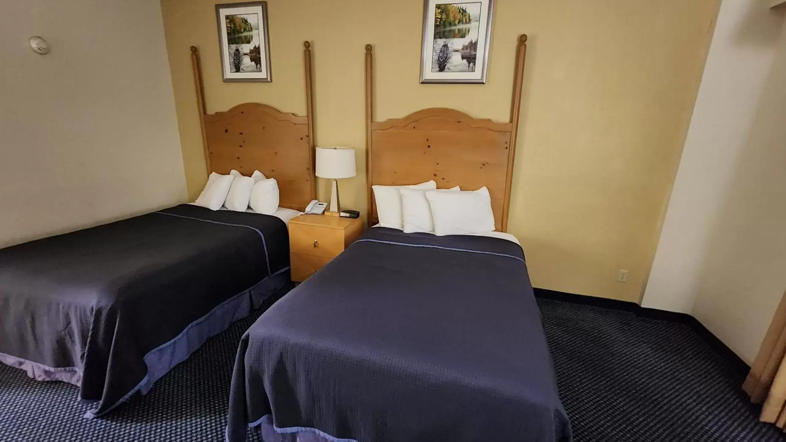 Bed in Katahdin Inn & Suites