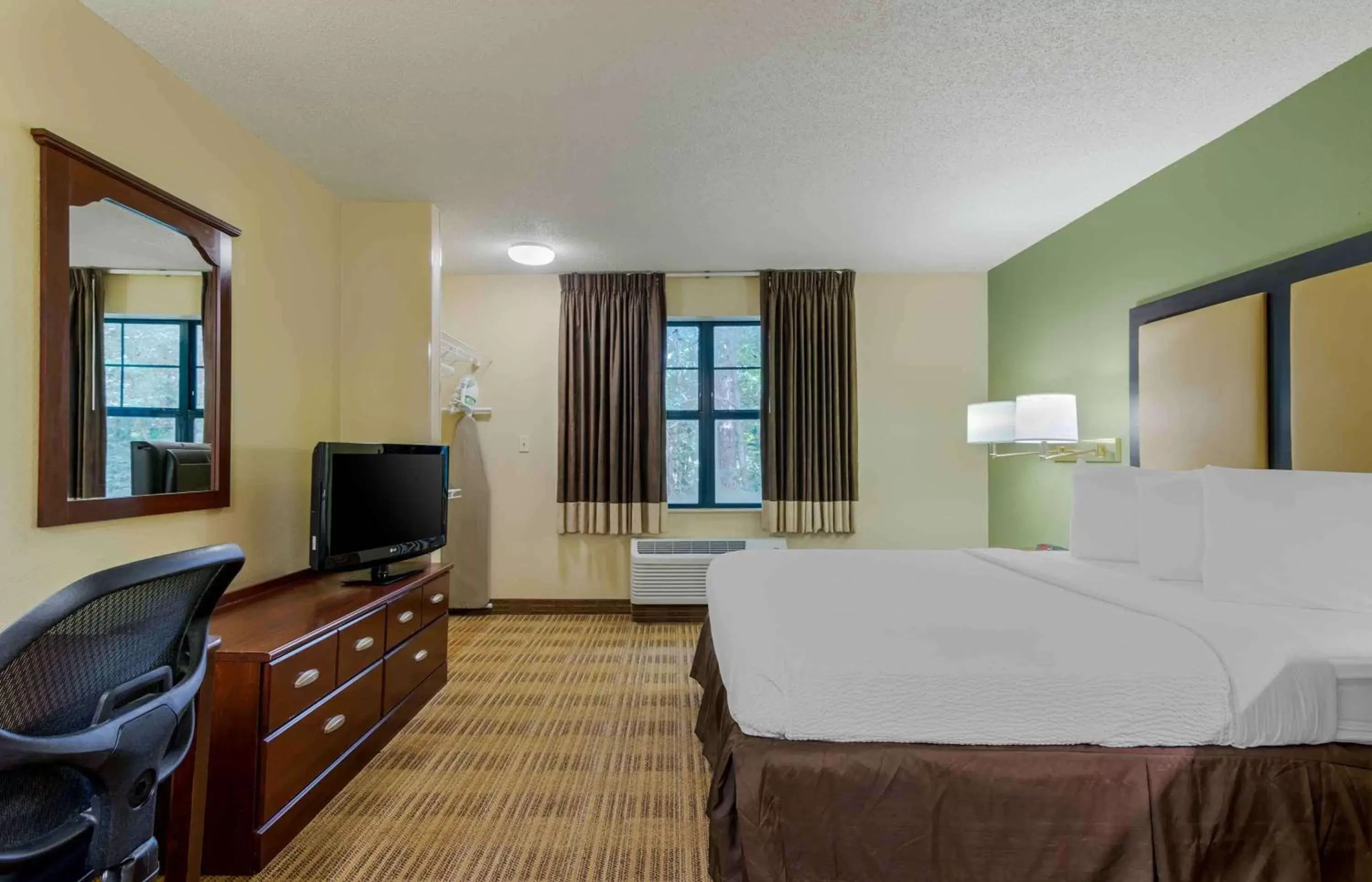 Bedroom in Extended Stay America Suites - Atlanta - Alpharetta - Rock Mill Rd