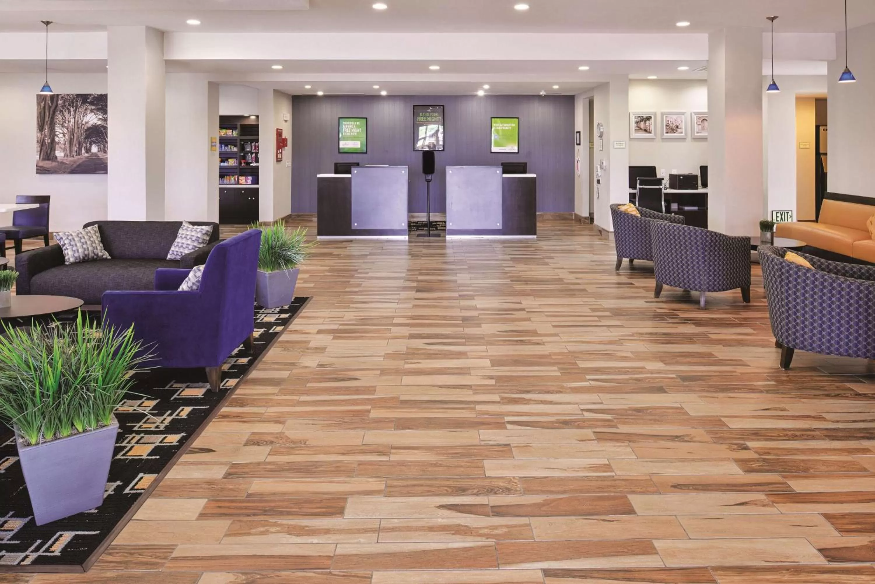 Lobby or reception in La Quinta by Wyndham Karnes City - Kenedy