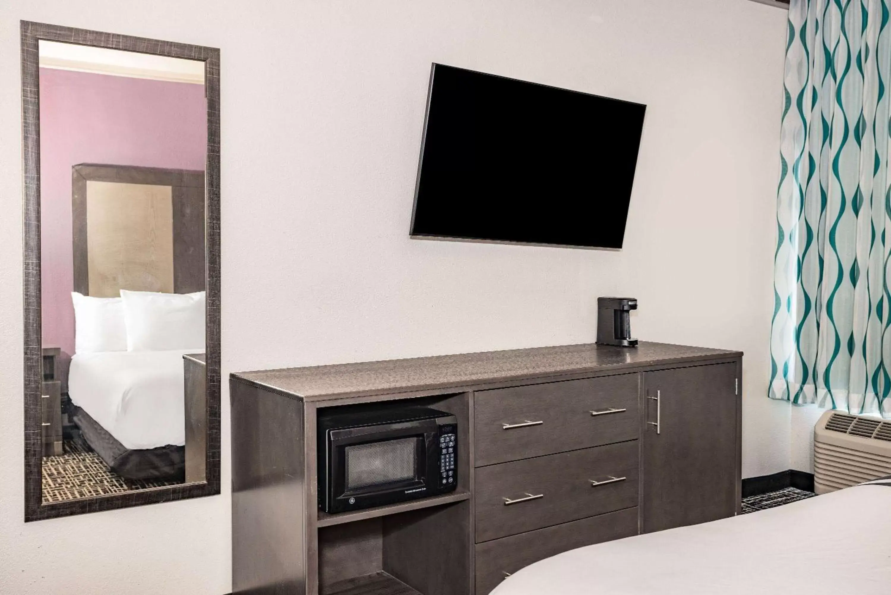 Bed, TV/Entertainment Center in La Quinta by Wyndham Norfolk Airport