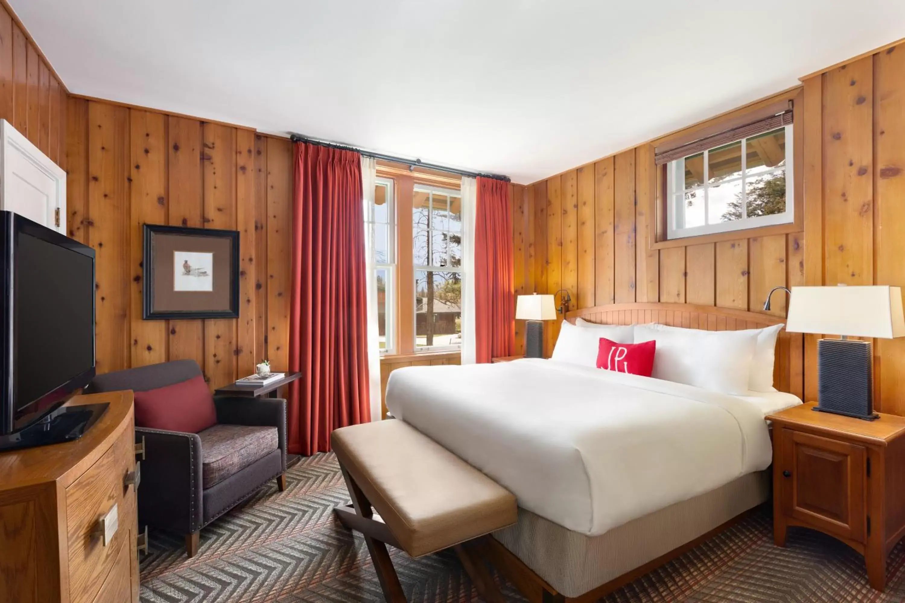 Bedroom, Bed in Fairmont Jasper Park Lodge