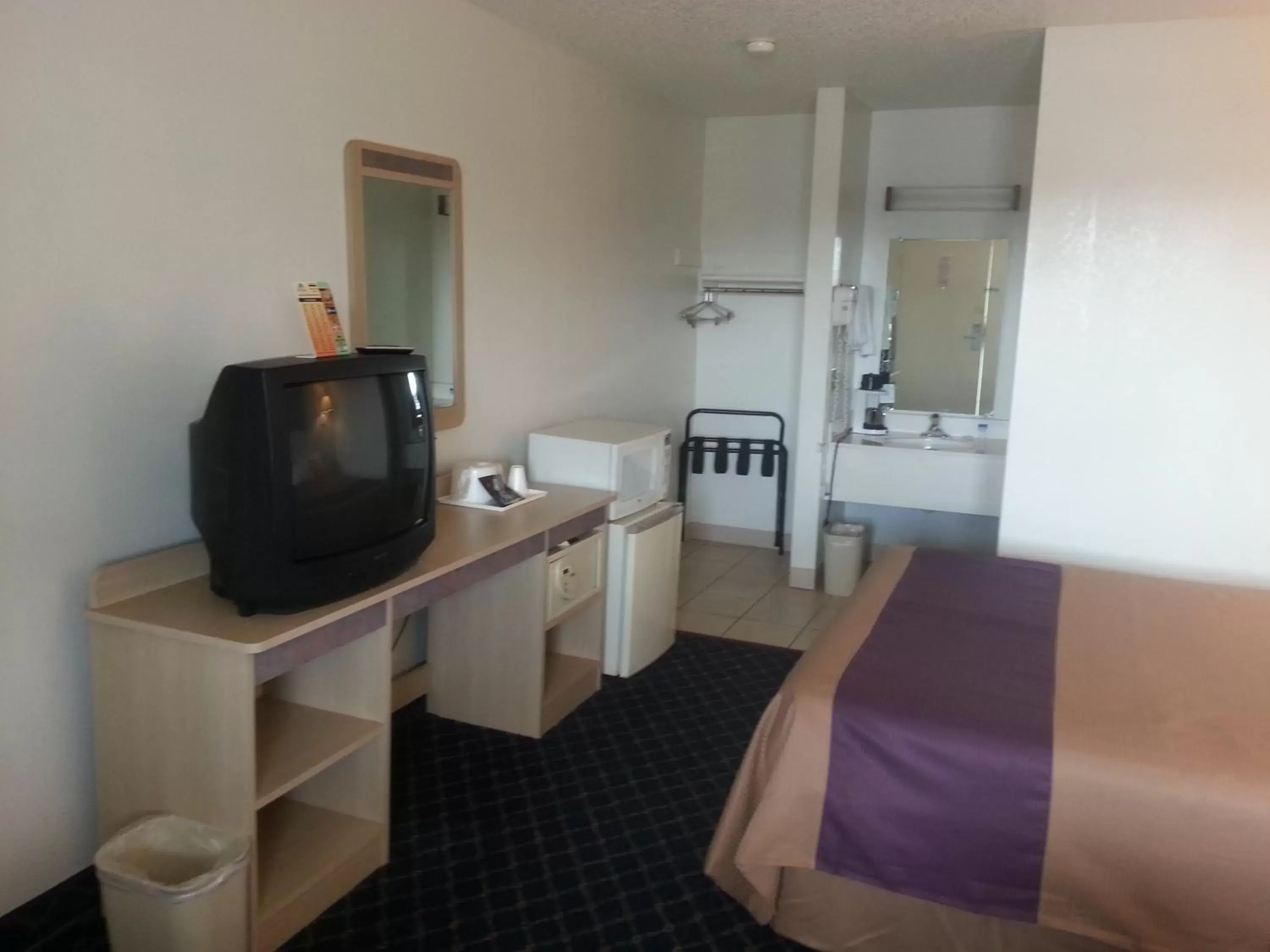 Bedroom, TV/Entertainment Center in Americas Best Value Inn - Lincoln