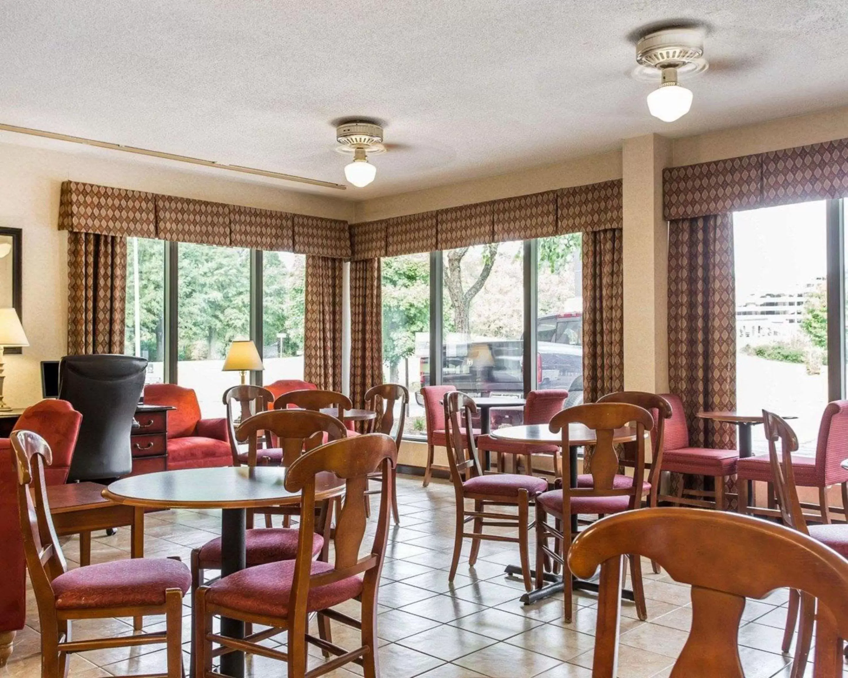 Restaurant/Places to Eat in Quality Inn University Winston Salem
