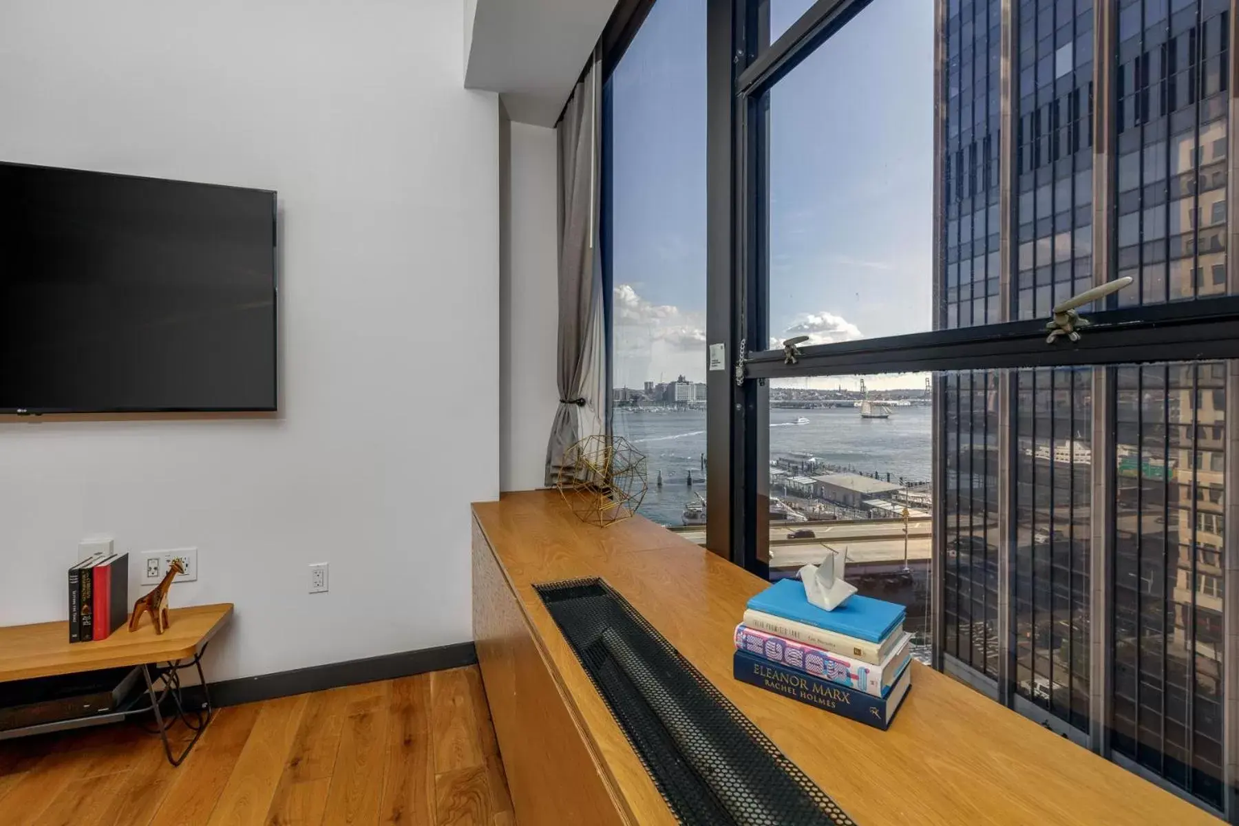 City view, TV/Entertainment Center in Placemakr Wall Street