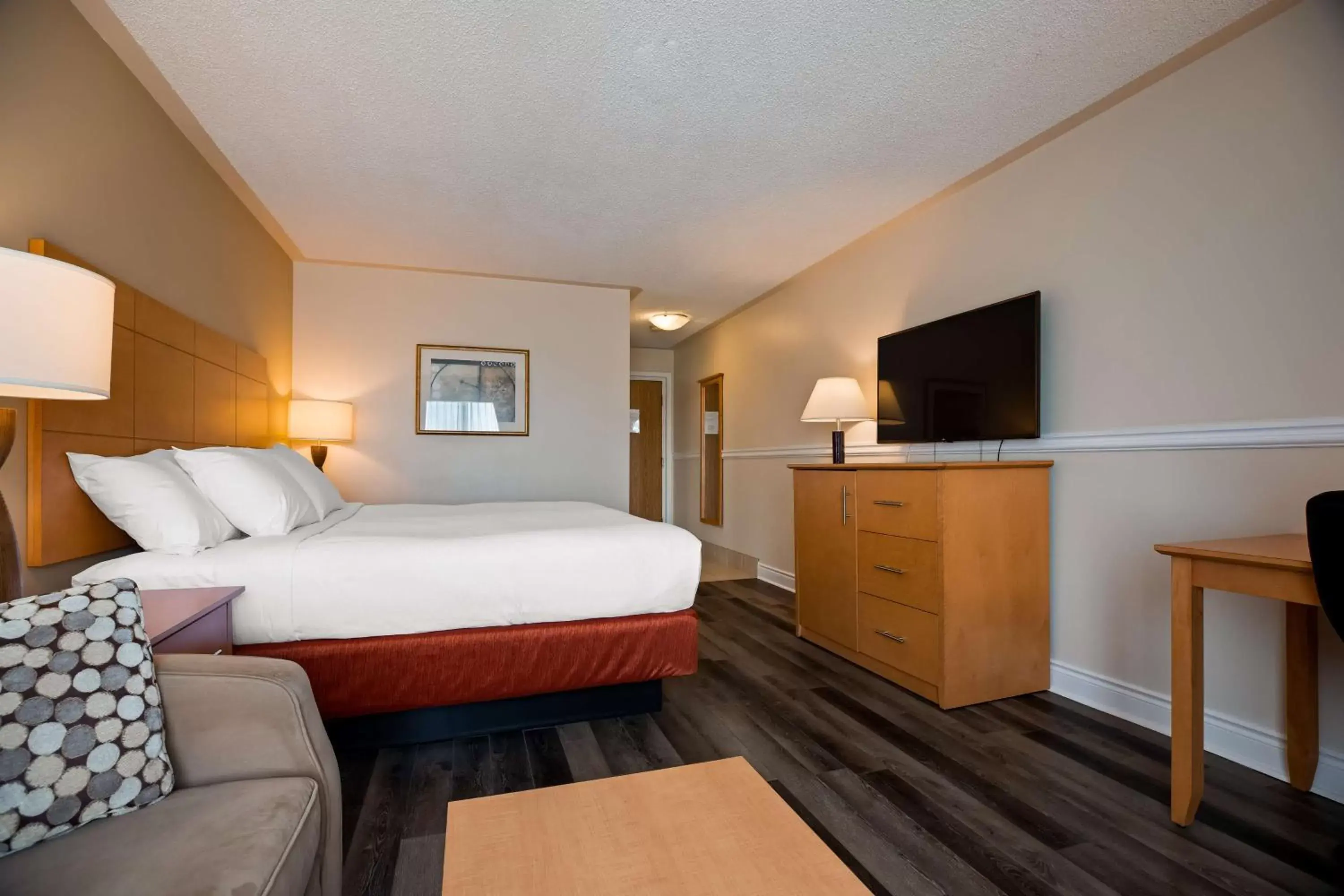 Photo of the whole room, Bed in Best Western Smiths Falls Hotel