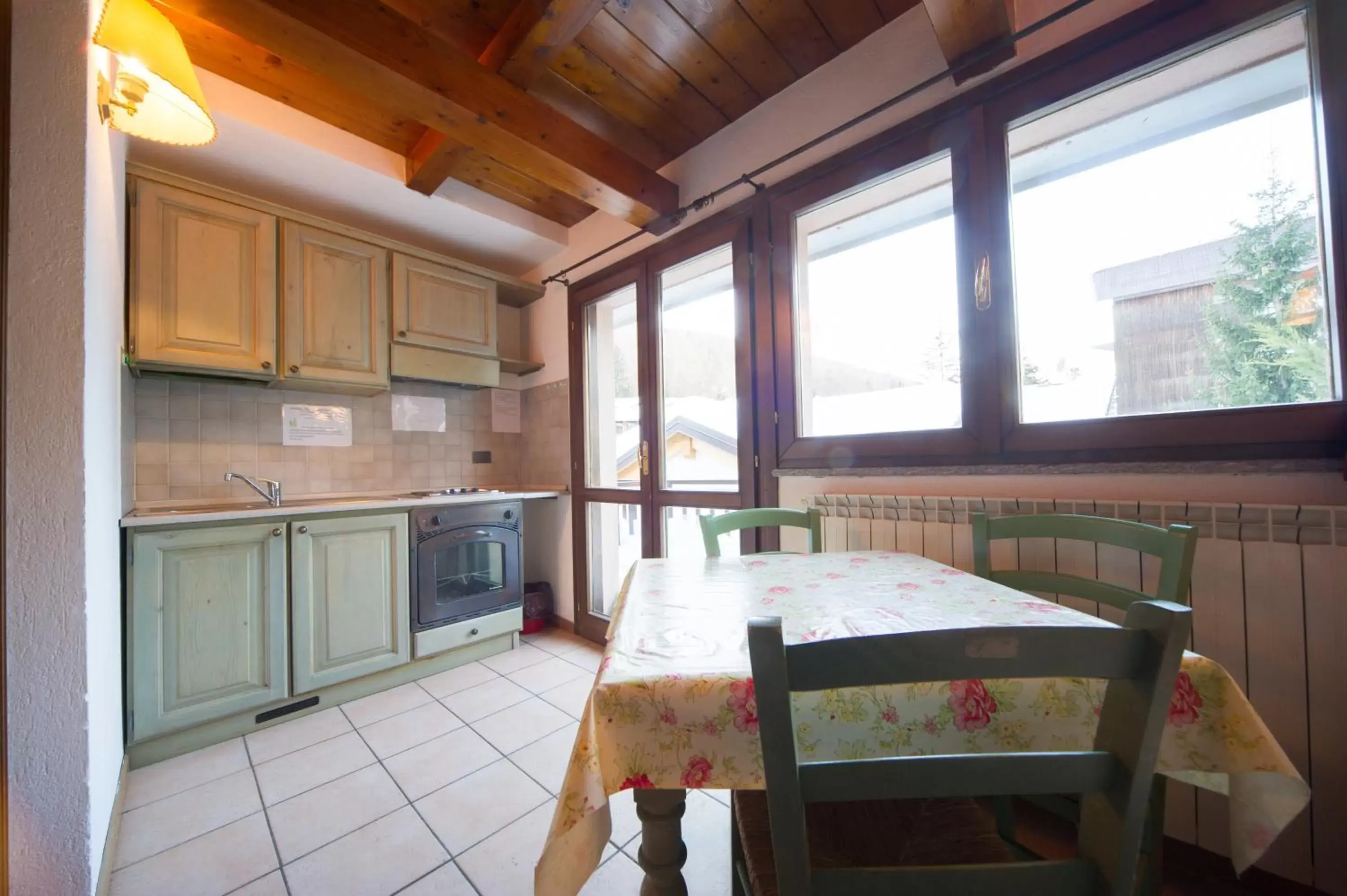 Kitchen or kitchenette, Dining Area in Residence Villa Frejus