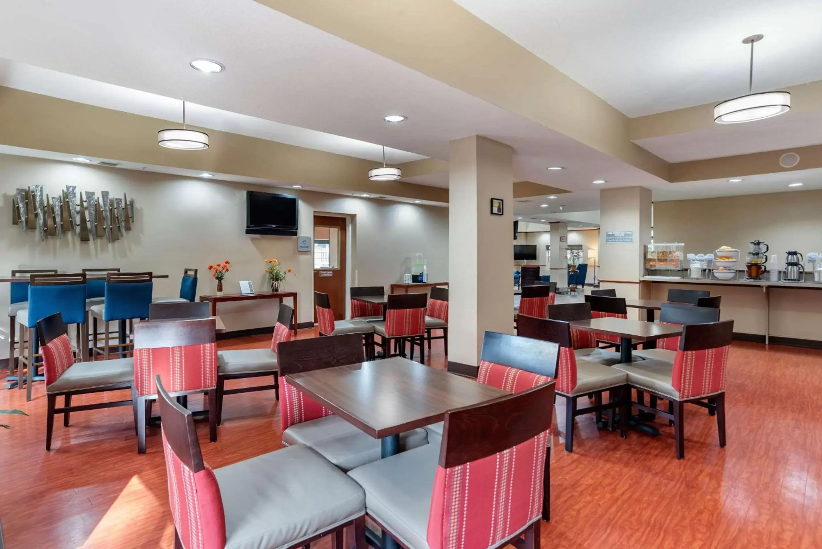 Restaurant/Places to Eat in Comfort Suites Airport