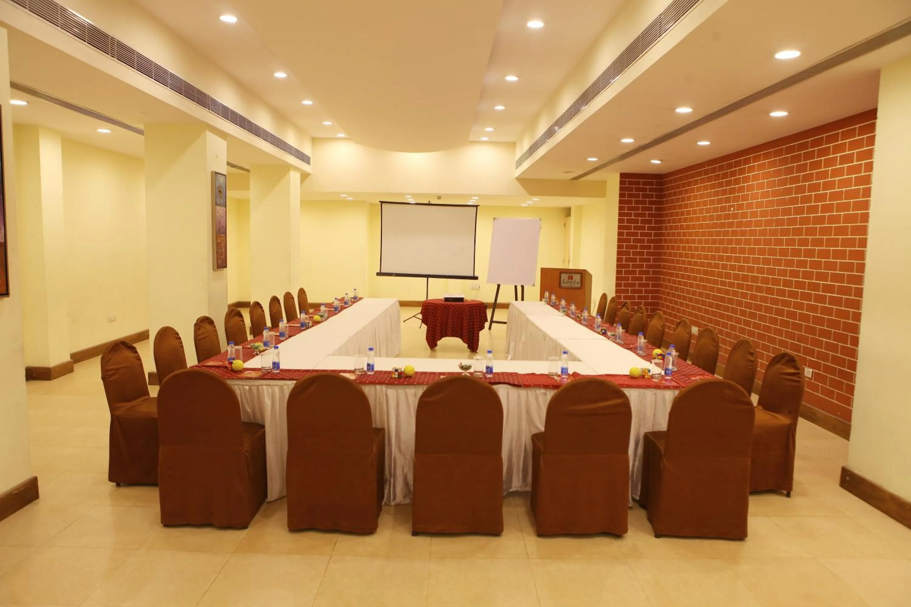 Business facilities in Lords Plaza Surat