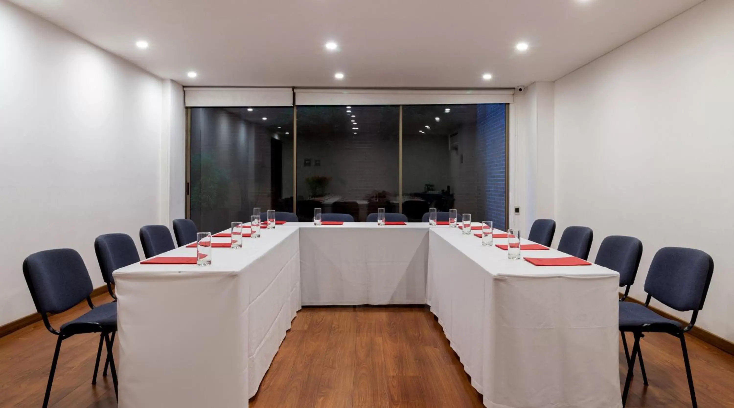 Meeting/conference room in Hotel Madisson Inn Luxury By GEH Suites