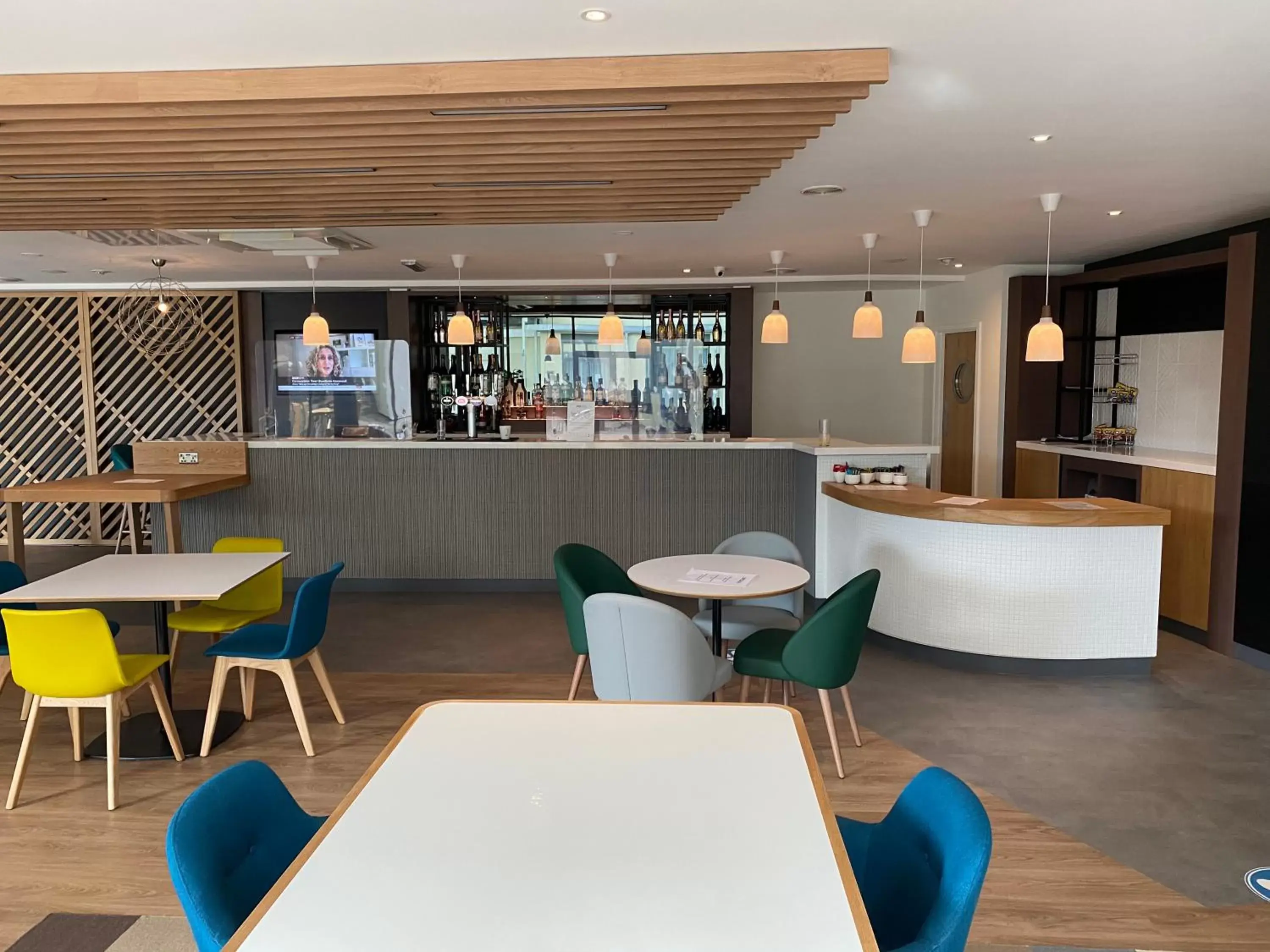 Lounge or bar, Restaurant/Places to Eat in Holiday Inn Sittingbourne, an IHG Hotel
