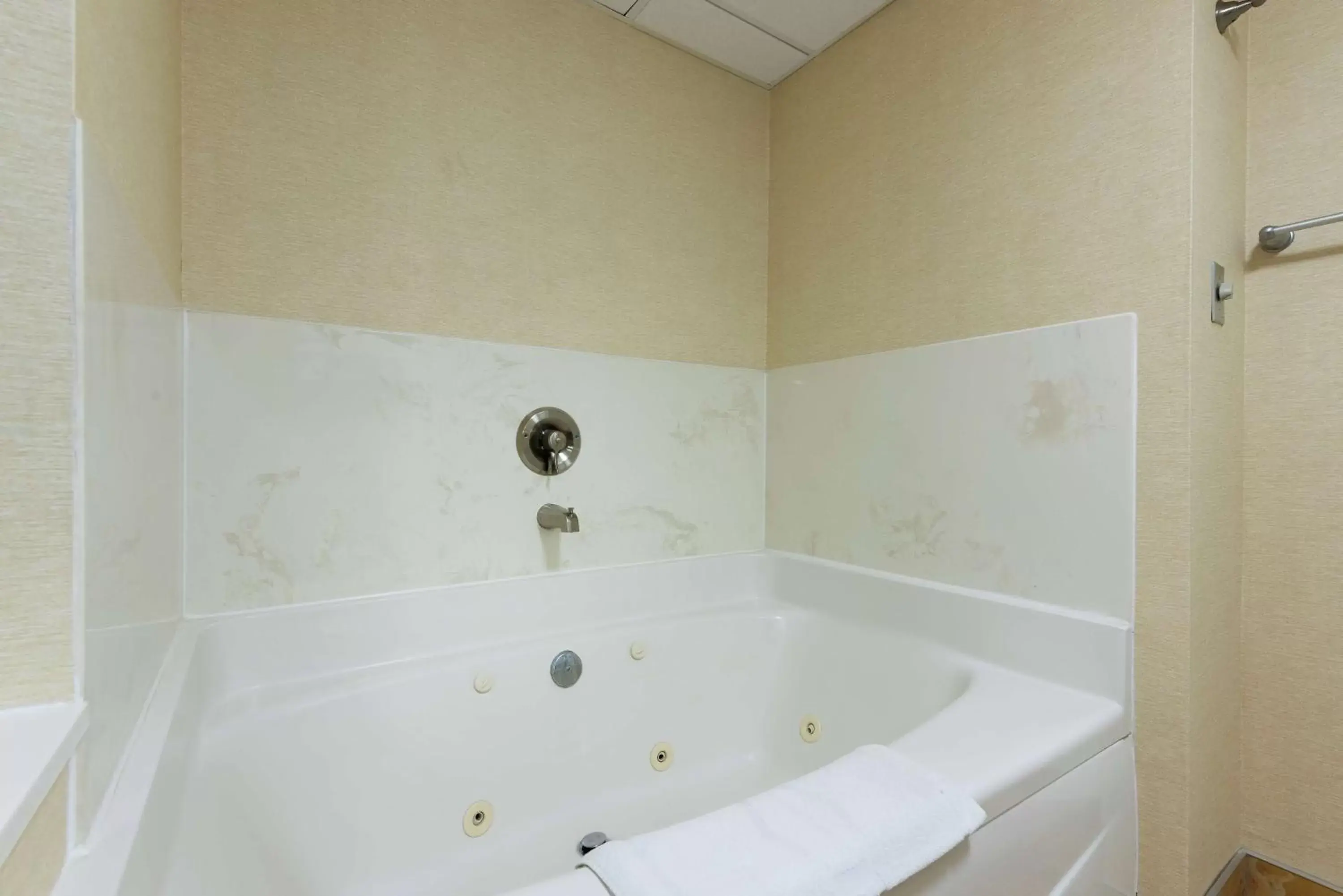 Bathroom in Hampton Inn & Suites Cleveland-Airport/Middleburg Heights