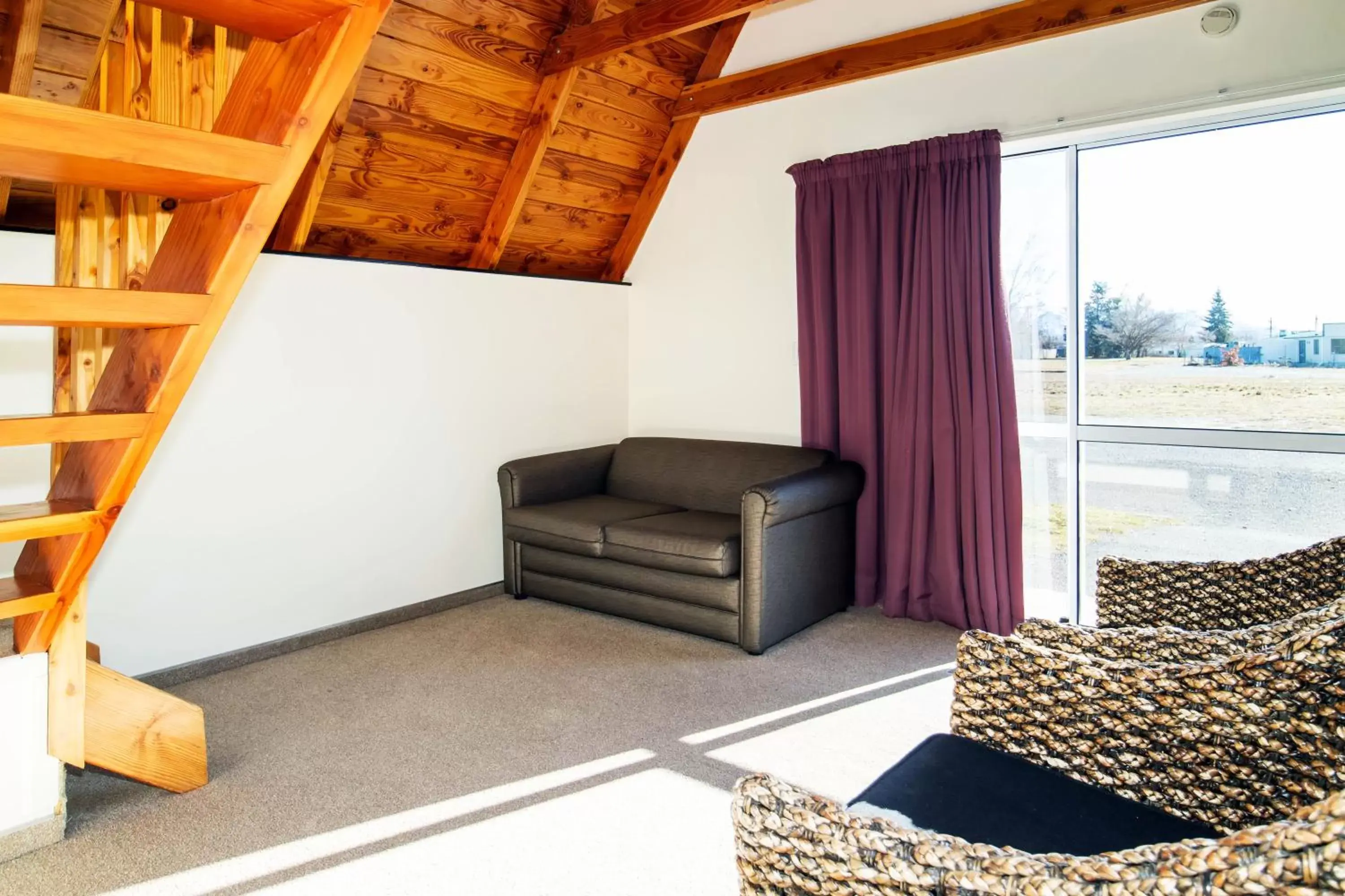 Living room, Seating Area in Mountain Chalets Motel