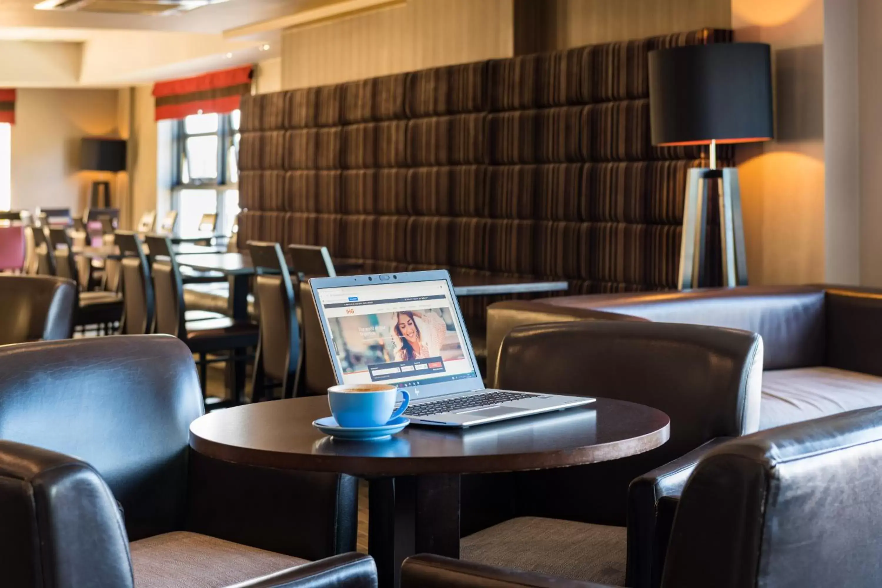 Lounge or bar in Holiday Inn Express London Luton Airport, an IHG Hotel