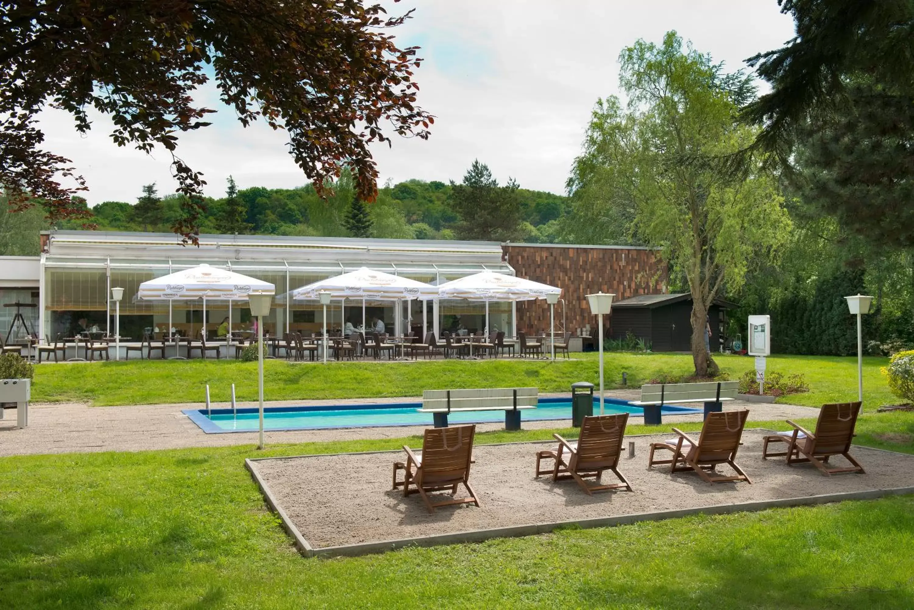 Garden, Swimming Pool in Mercure Hotel Saarbrücken Süd