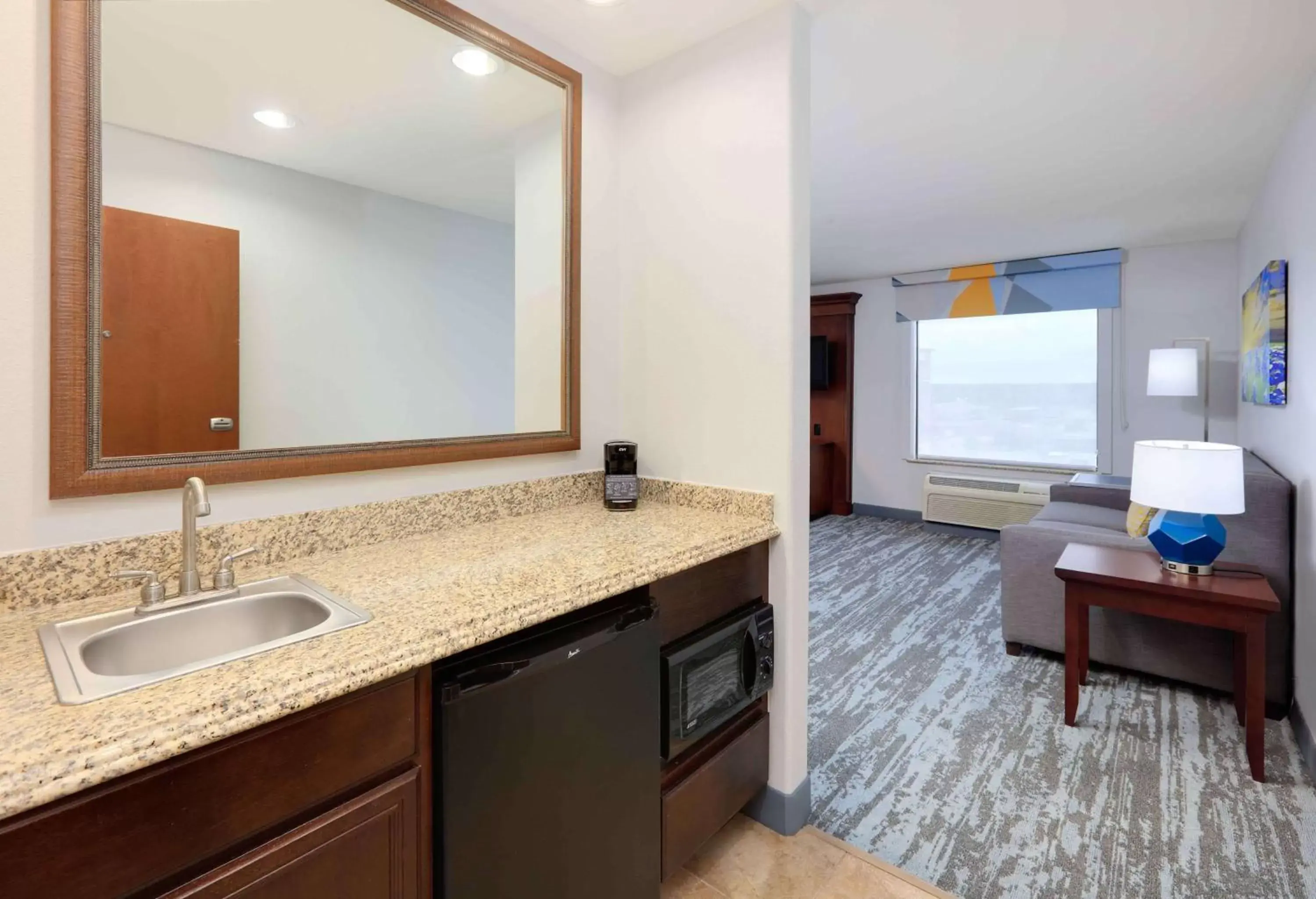 Living room, Bathroom in Hampton Inn & Suites Dallas-Arlington-South