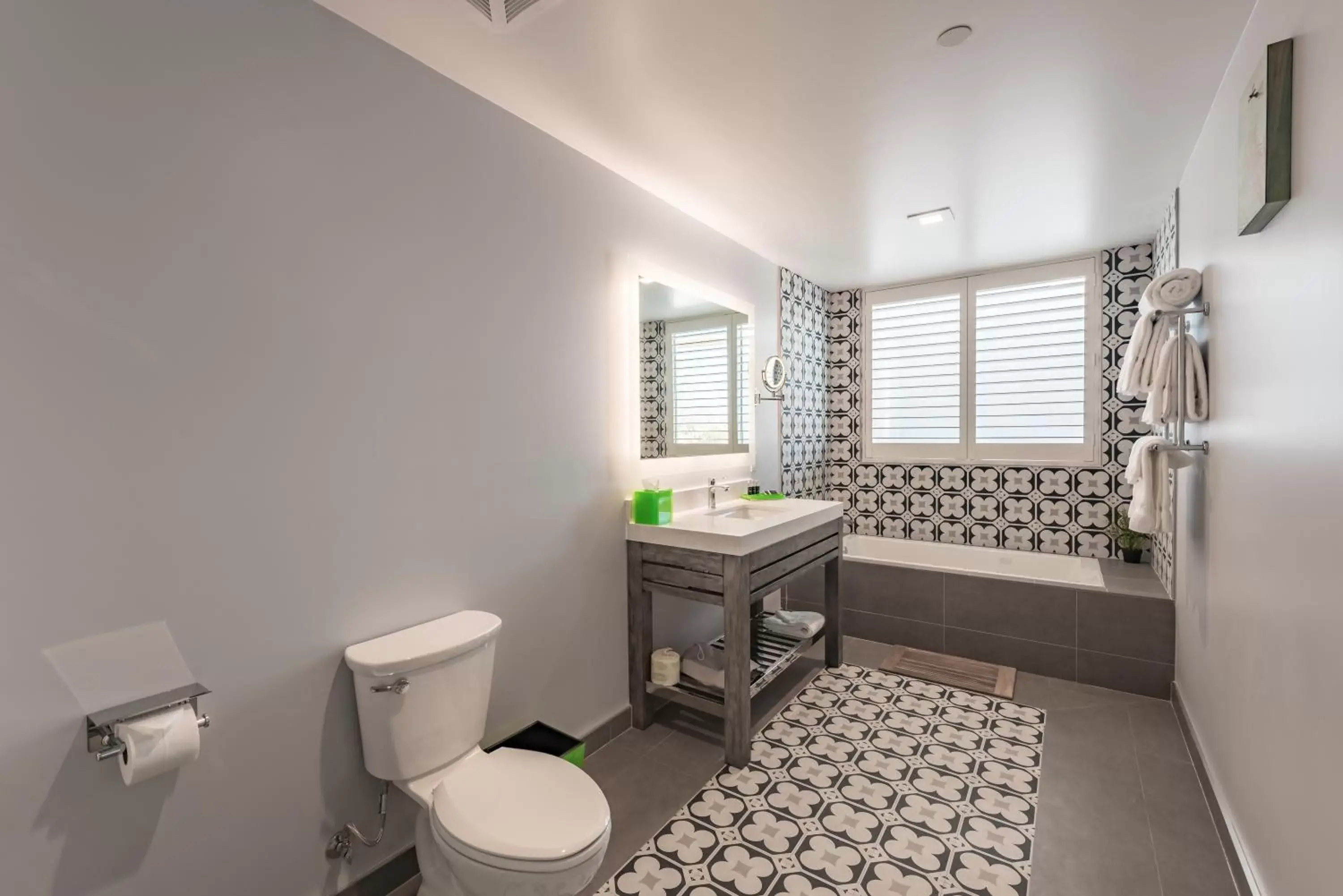 Bathroom in Lexen Hotel - North Hollywood Near Universal Studios