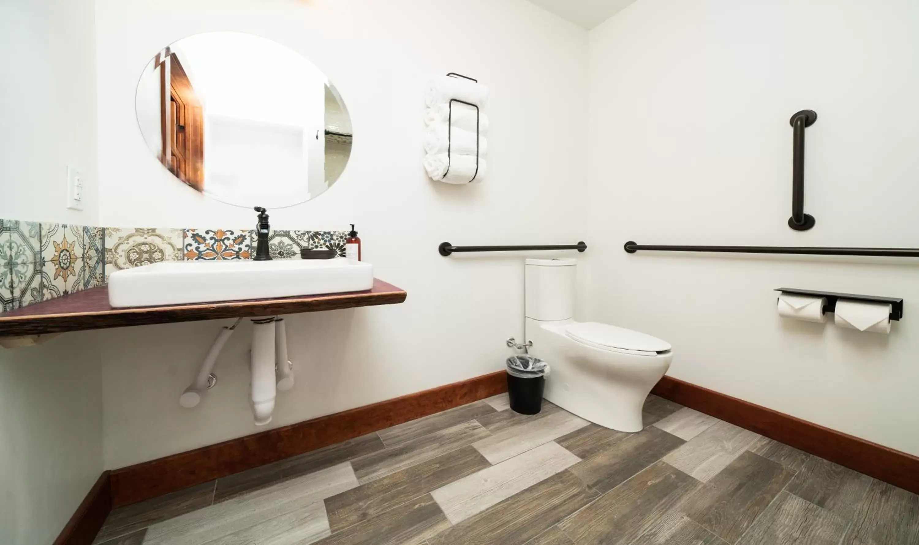 King Room - Disability Access in The Horton Hotel King Room - Disability Access in The Horton Hotel