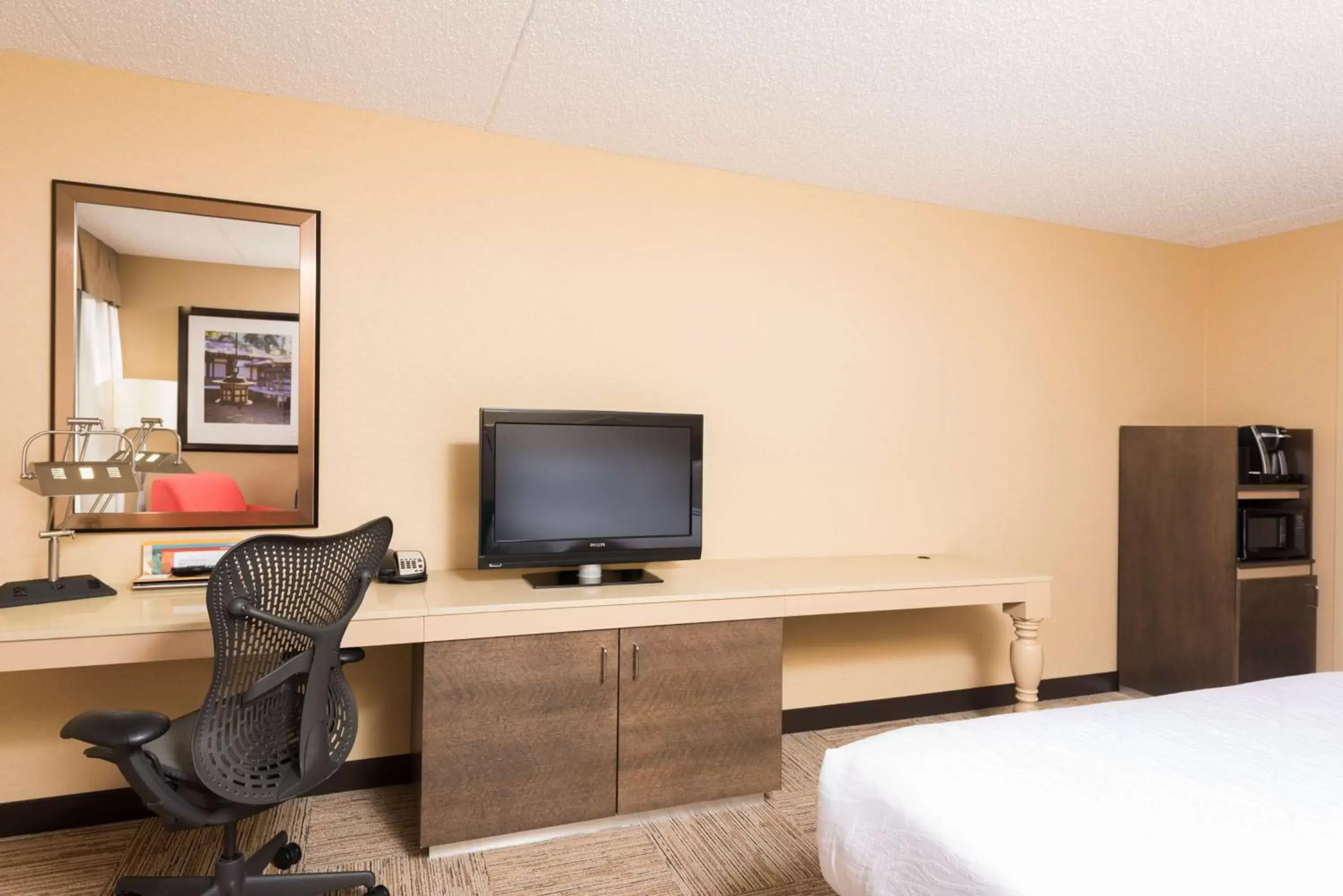 Bedroom, TV/Entertainment Center in Hilton Garden Inn West Lafayette Wabash Landing