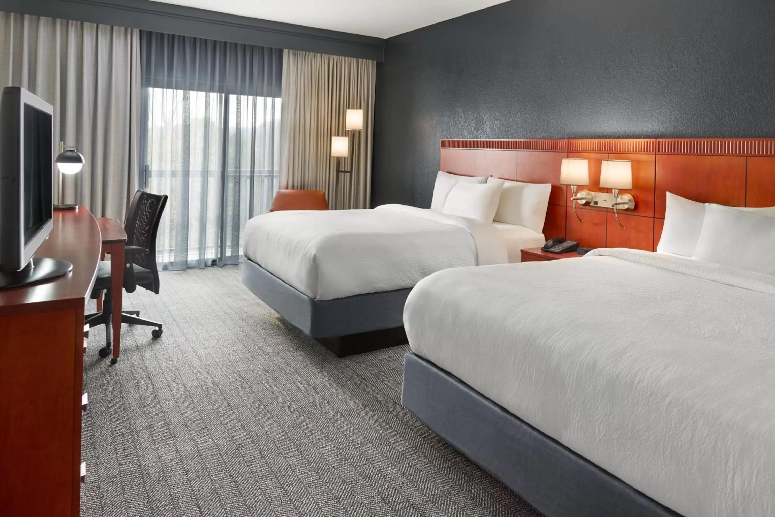 Photo of the whole room, Bed in Courtyard by Marriott Nashville Brentwood