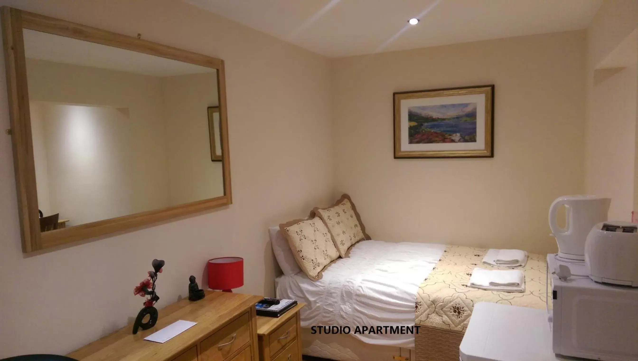 Bedroom, Bed in Edinburgh City Suites