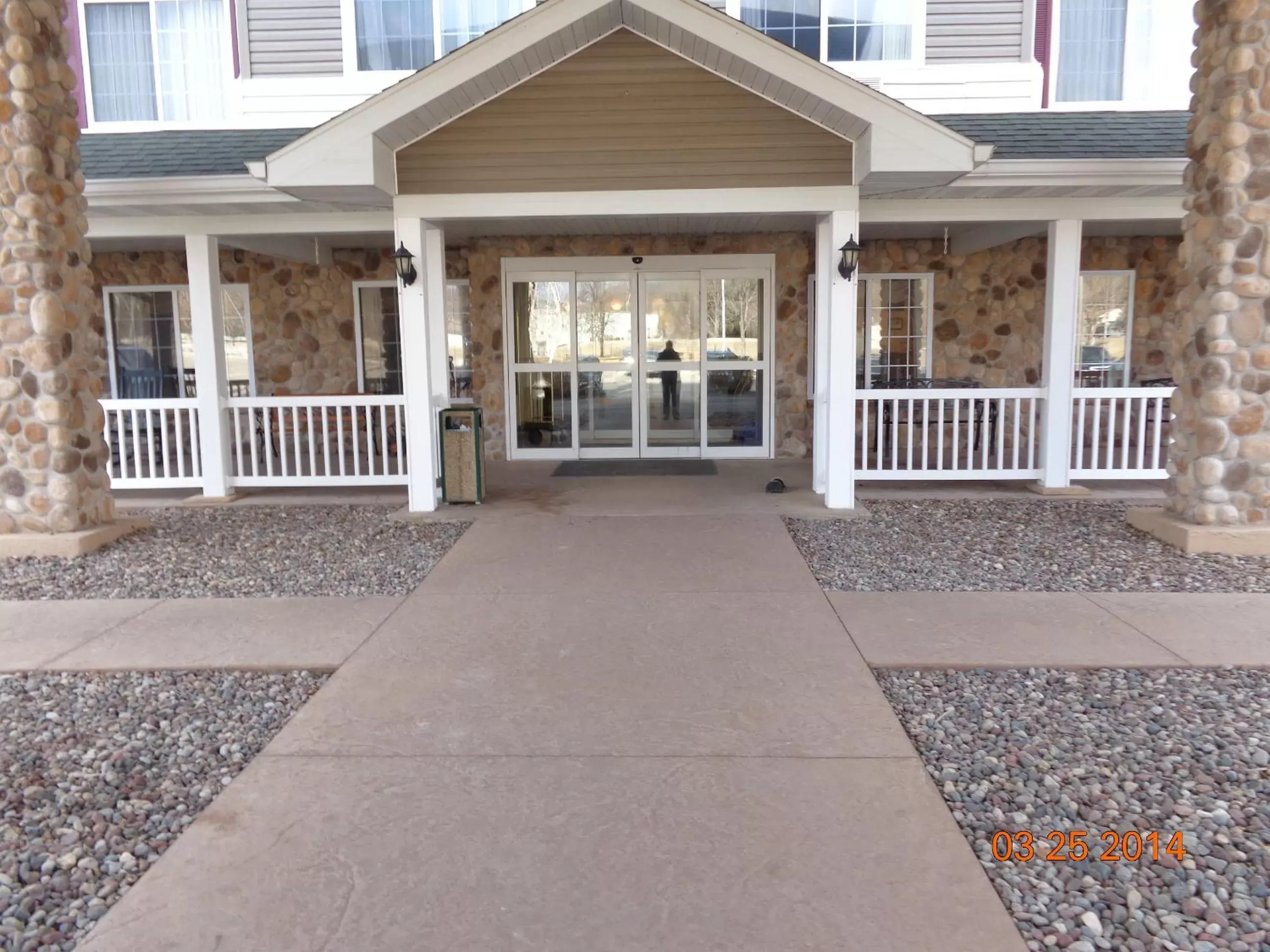 Property building in Country Inn & Suites by Radisson, Prairie du Chien, WI