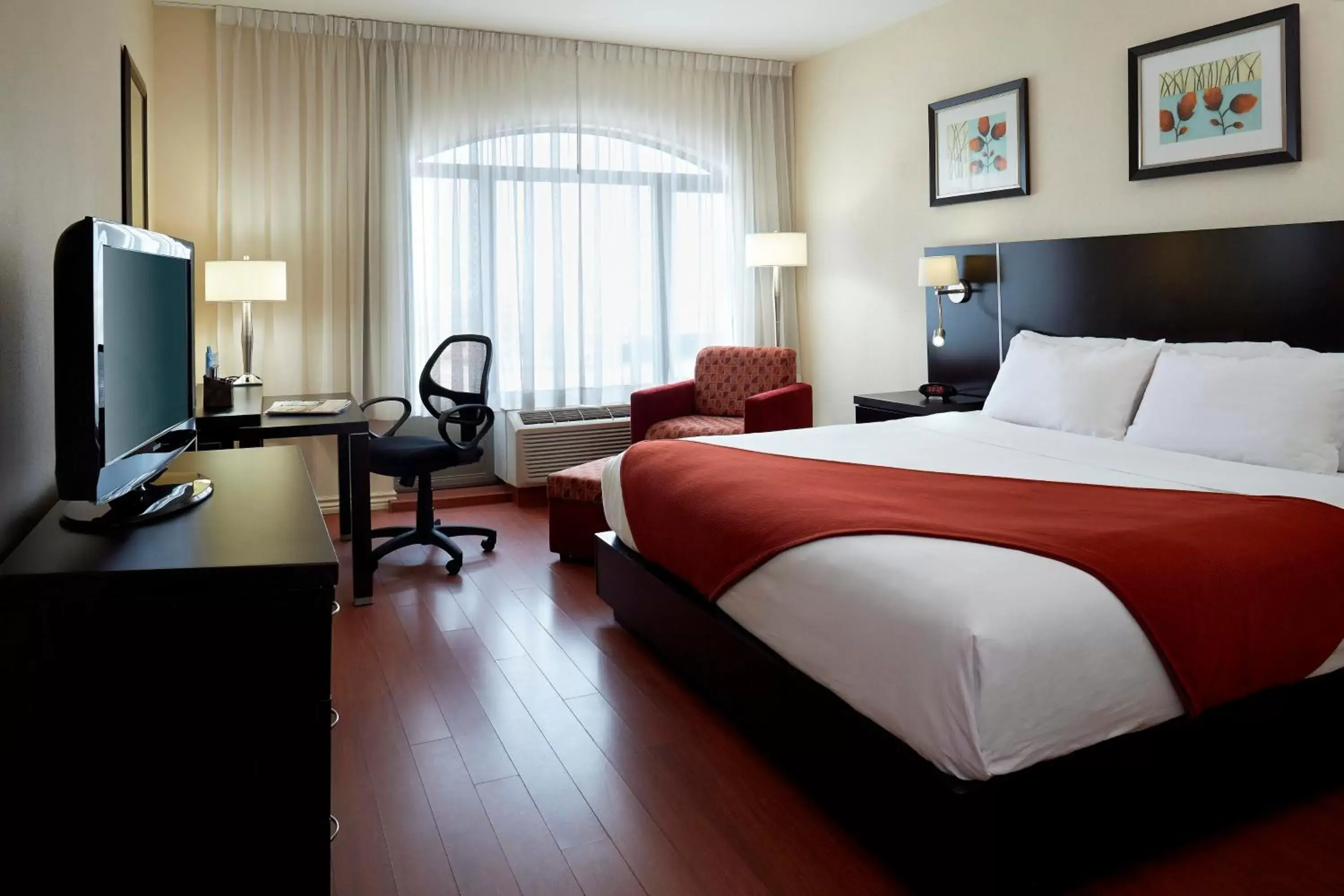 Photo of the whole room, Bed in Holiday Inn & Suites Montreal Airport