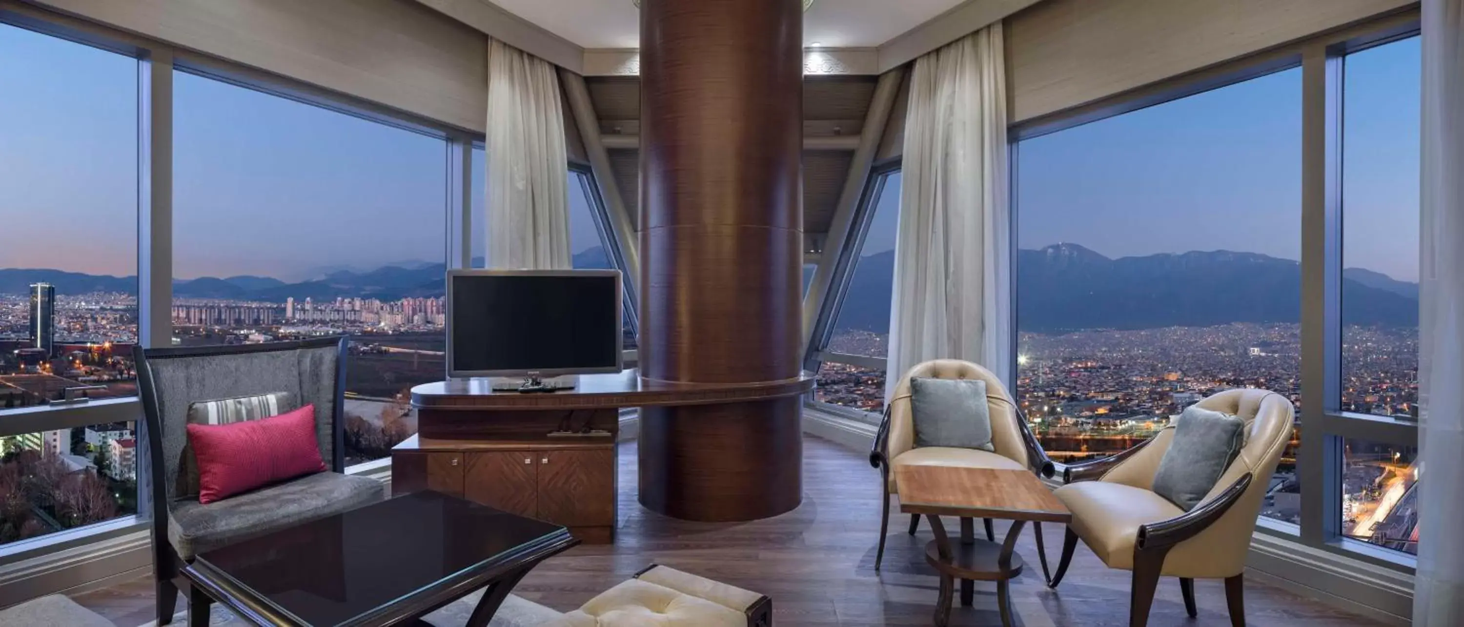 Living room, Mountain View in Hilton Bursa Convention Center & Spa
