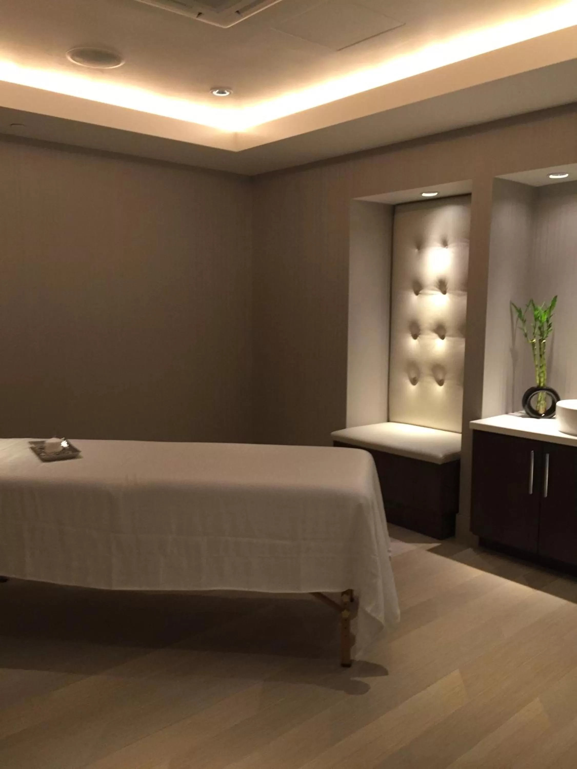 Massage, Bed in Parkwest Bicycle Casino