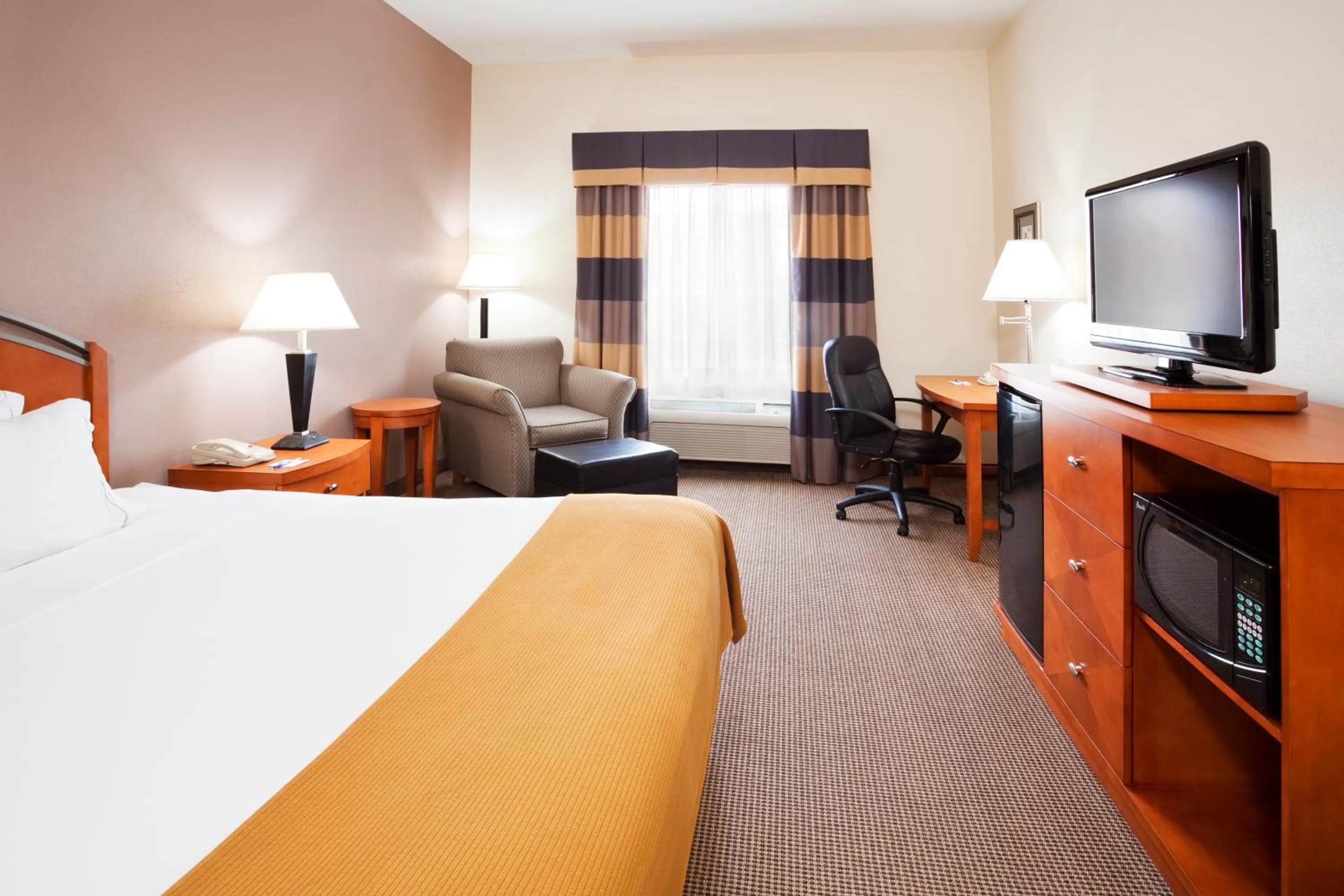 Day, Bed in Holiday Inn Express Forest City by IHG