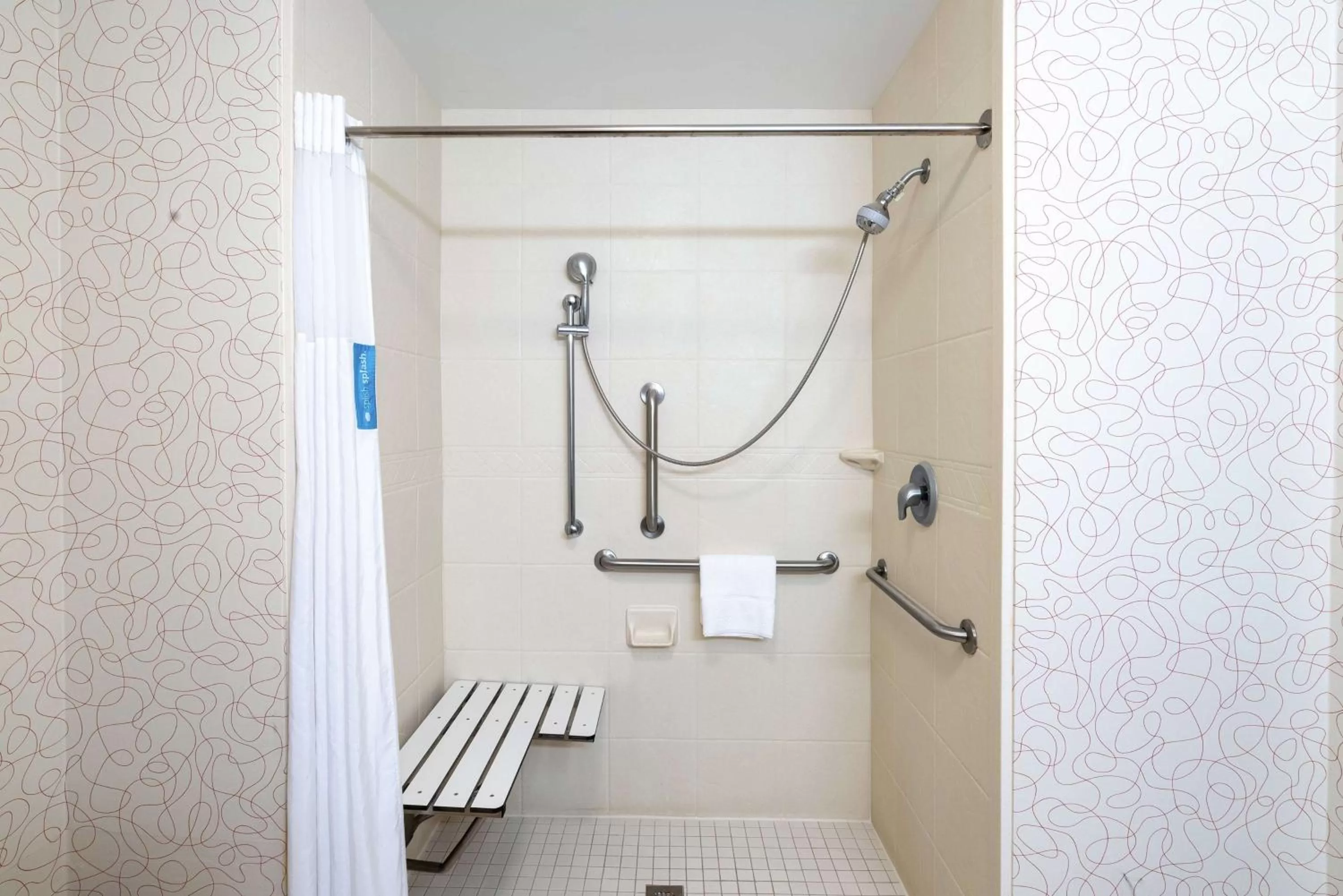 Bathroom in Hampton Inn Richmond - Airport