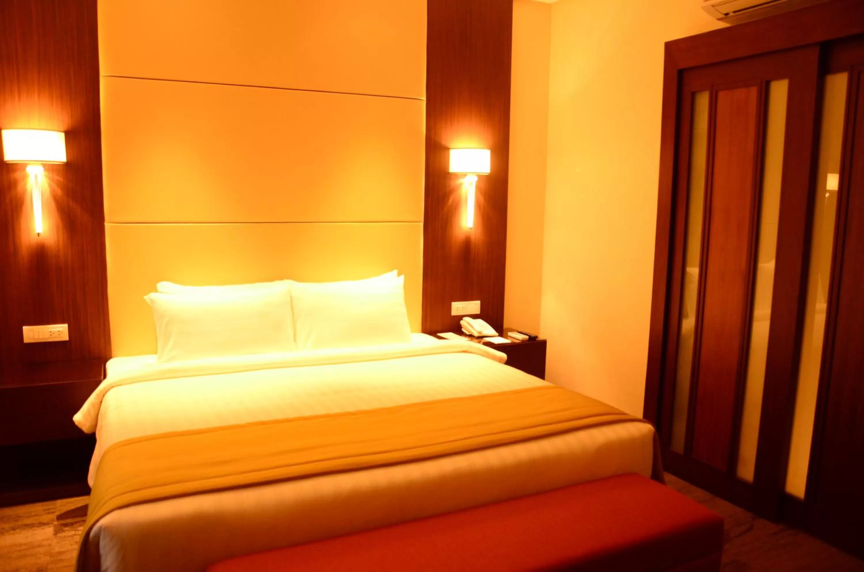 Bedroom, Bed in Hotel Monticello Tagaytay