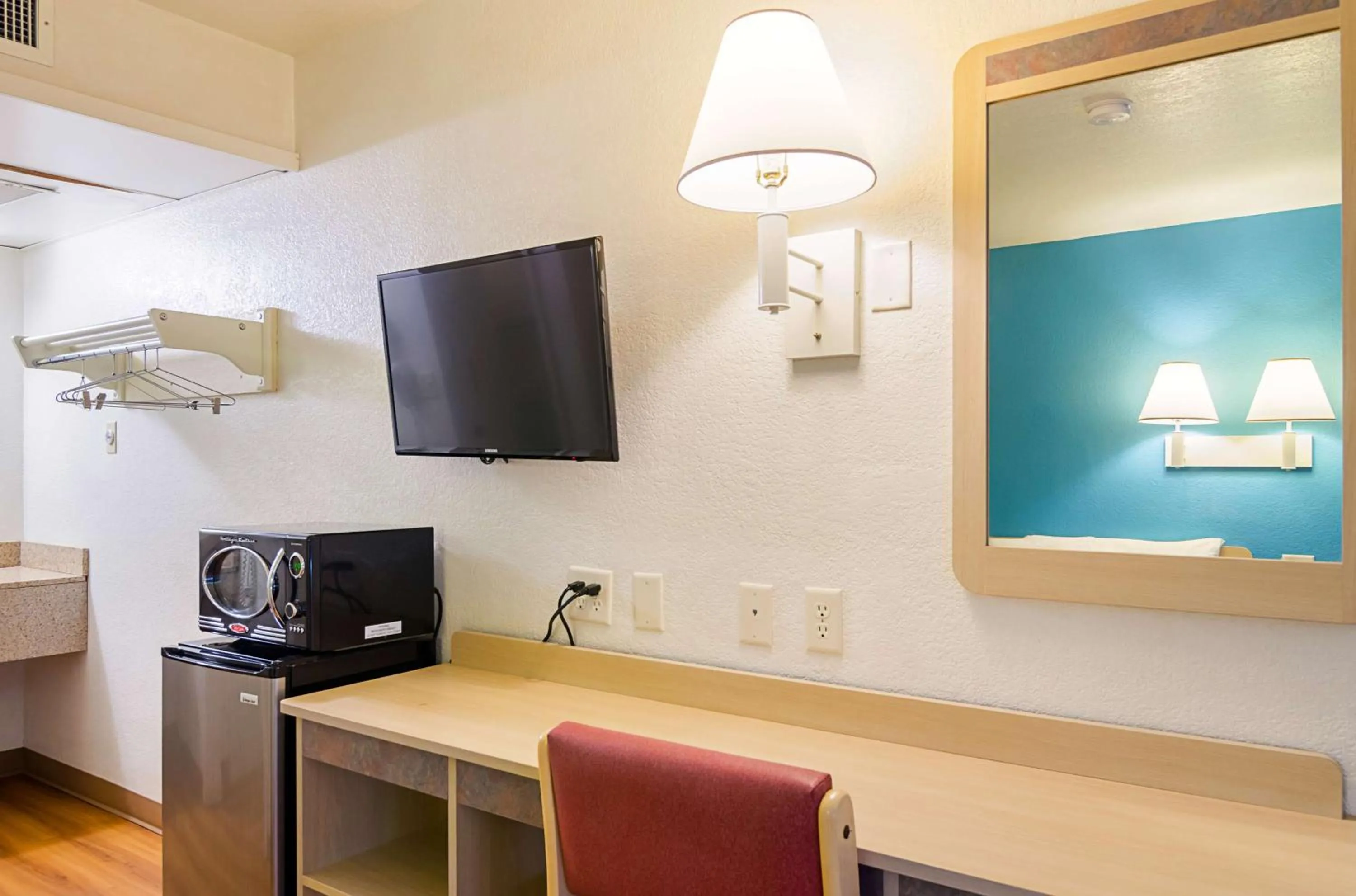 TV and multimedia in Motel 6-Mitchell, SD