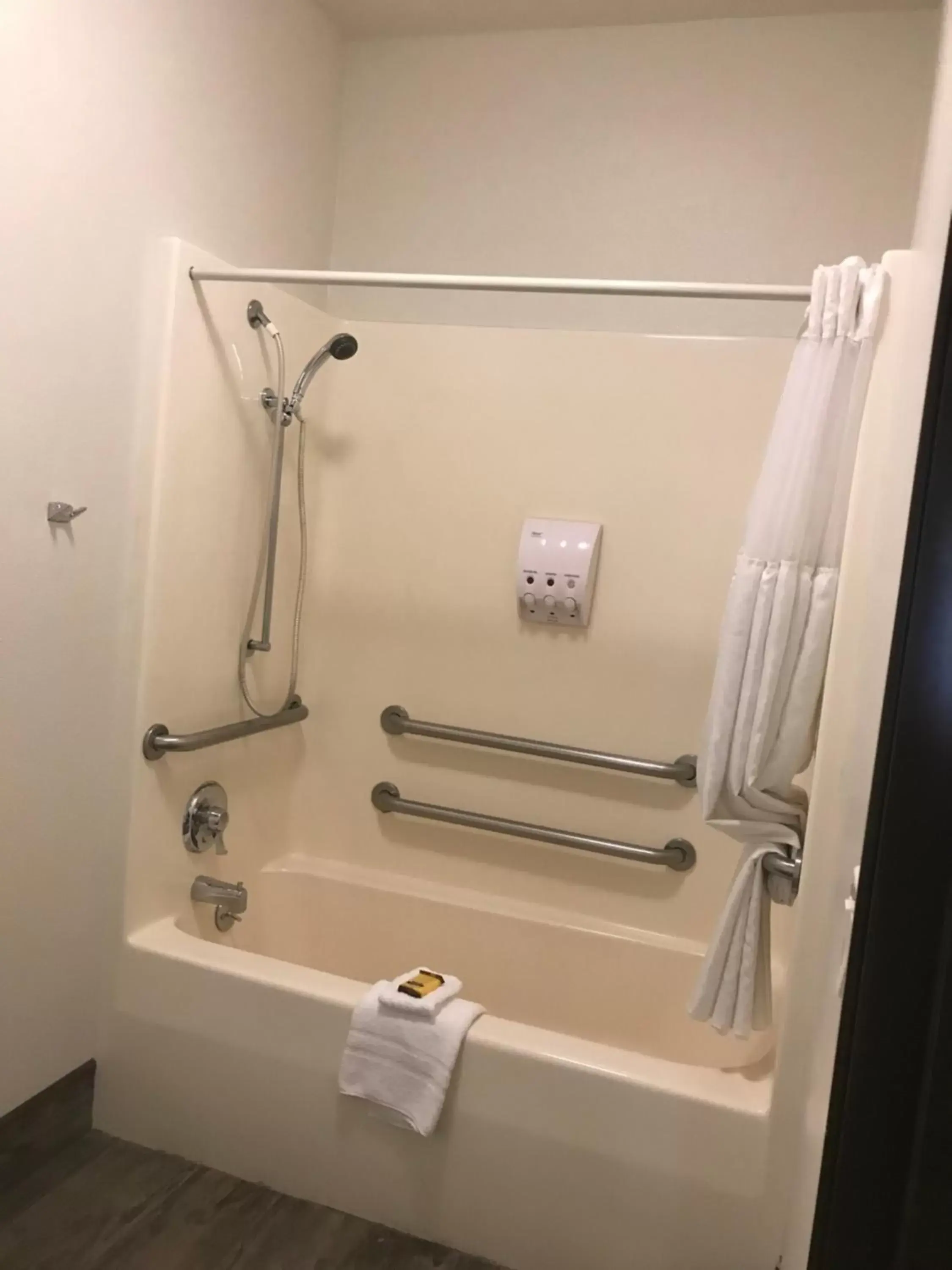 Shower, Bathroom in Best Western PLUS Walla Walla Suites Inn