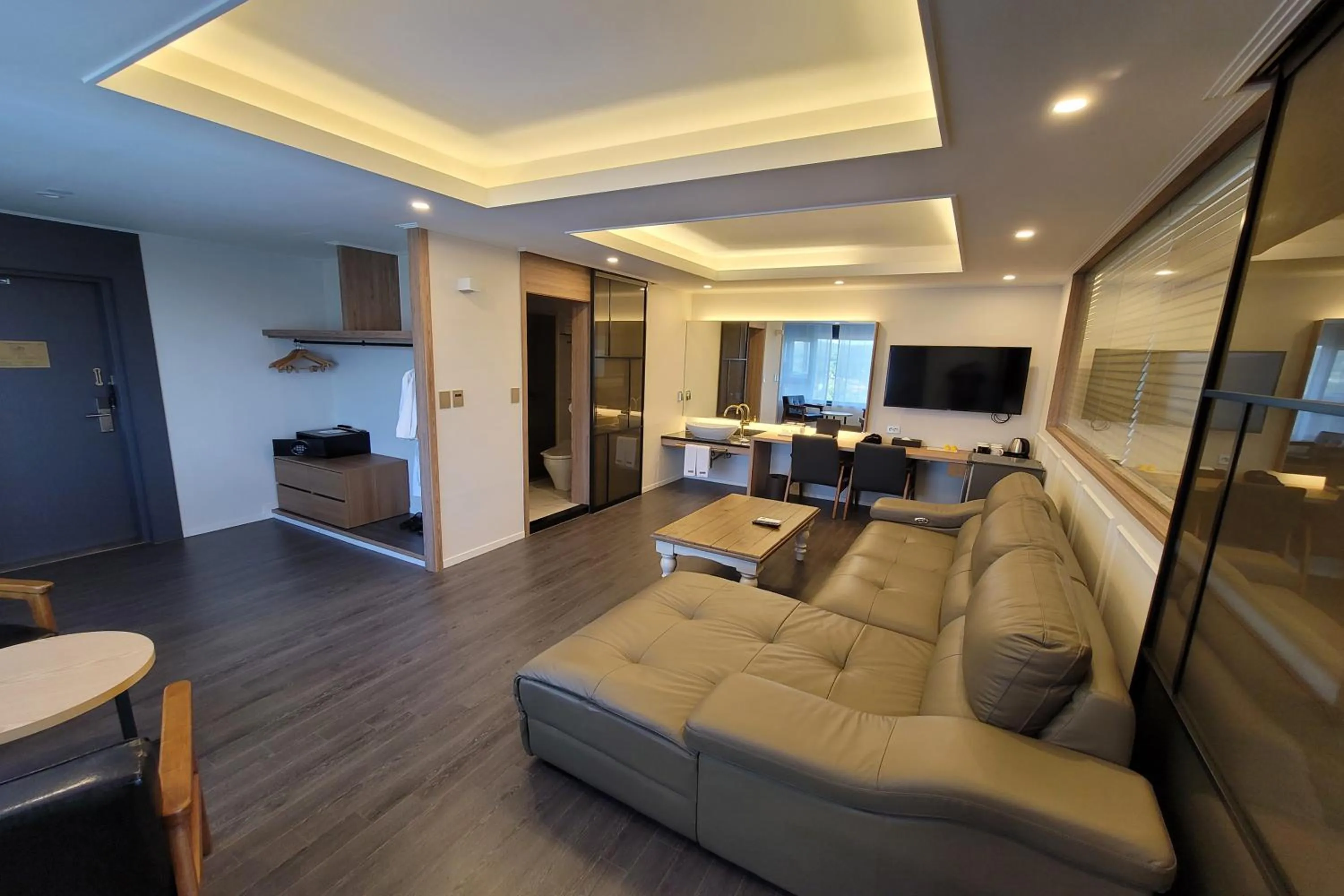 Communal lounge/ TV room in Casaloma Hotel