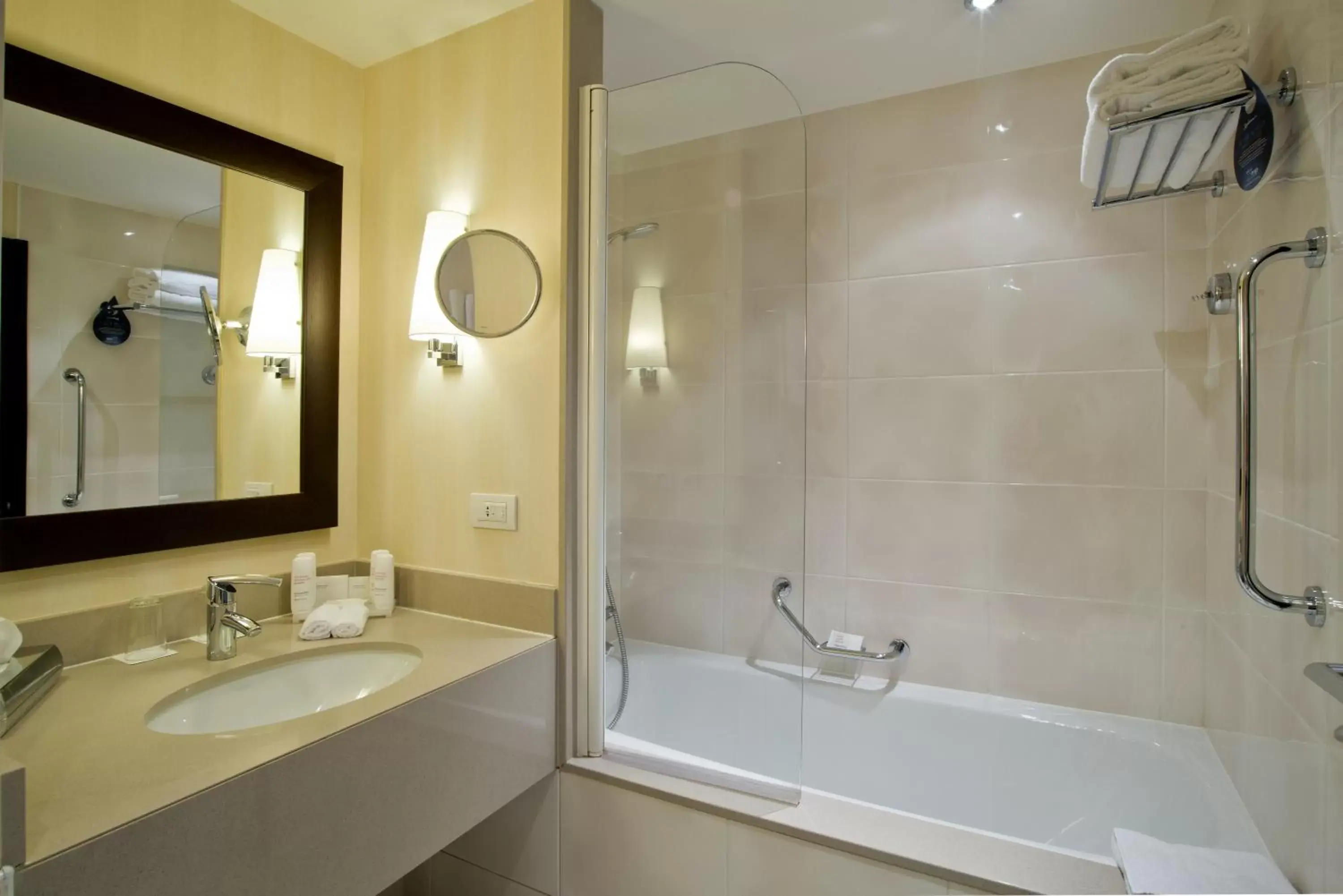 Bathroom in Radisson Blu Hotel, Paris Boulogne