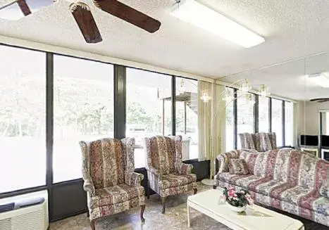 Seating Area in Americas Best Value Inn - Decatur