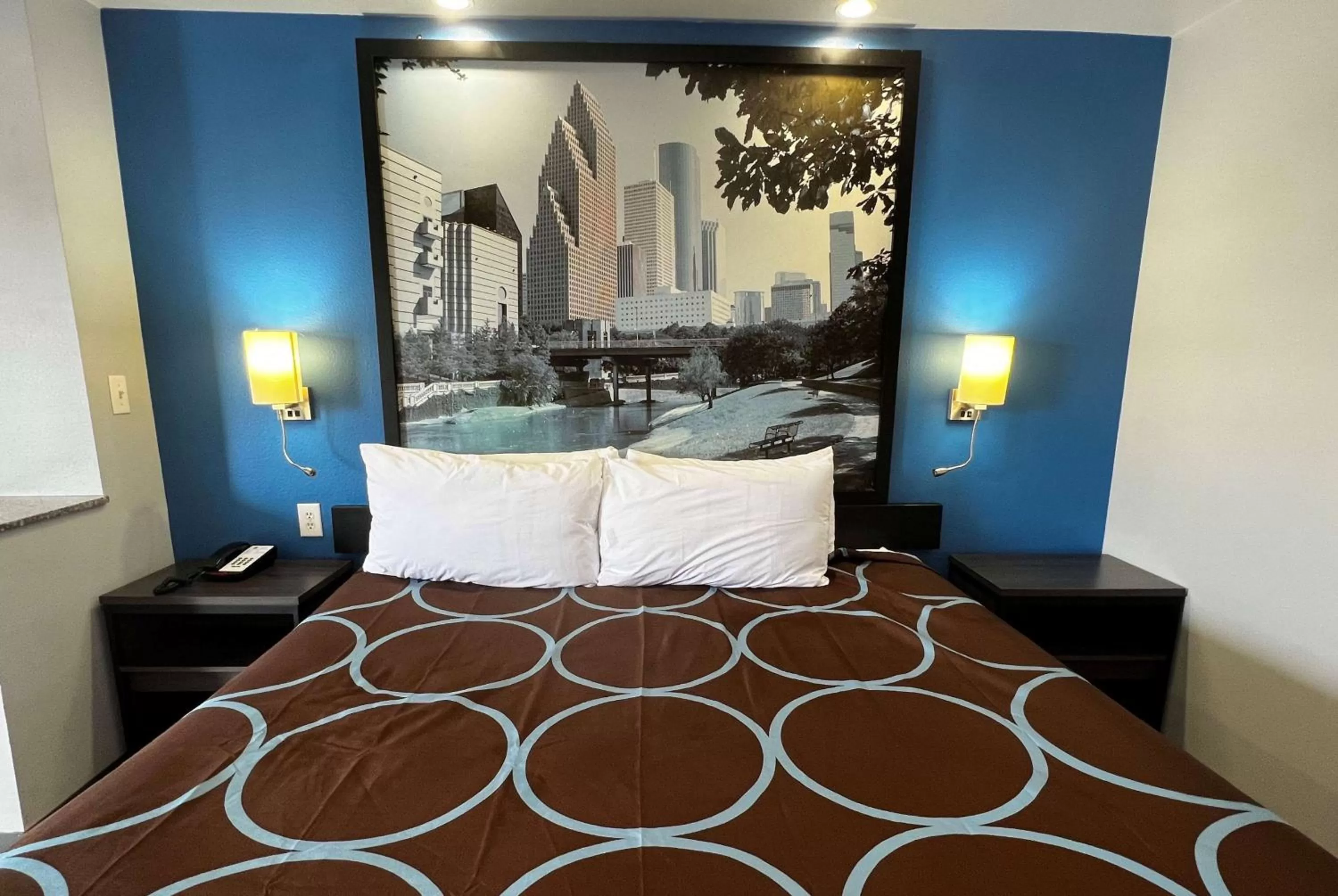 Photo of the whole room, Bed in Super 8 by Wyndham Houston North I-45