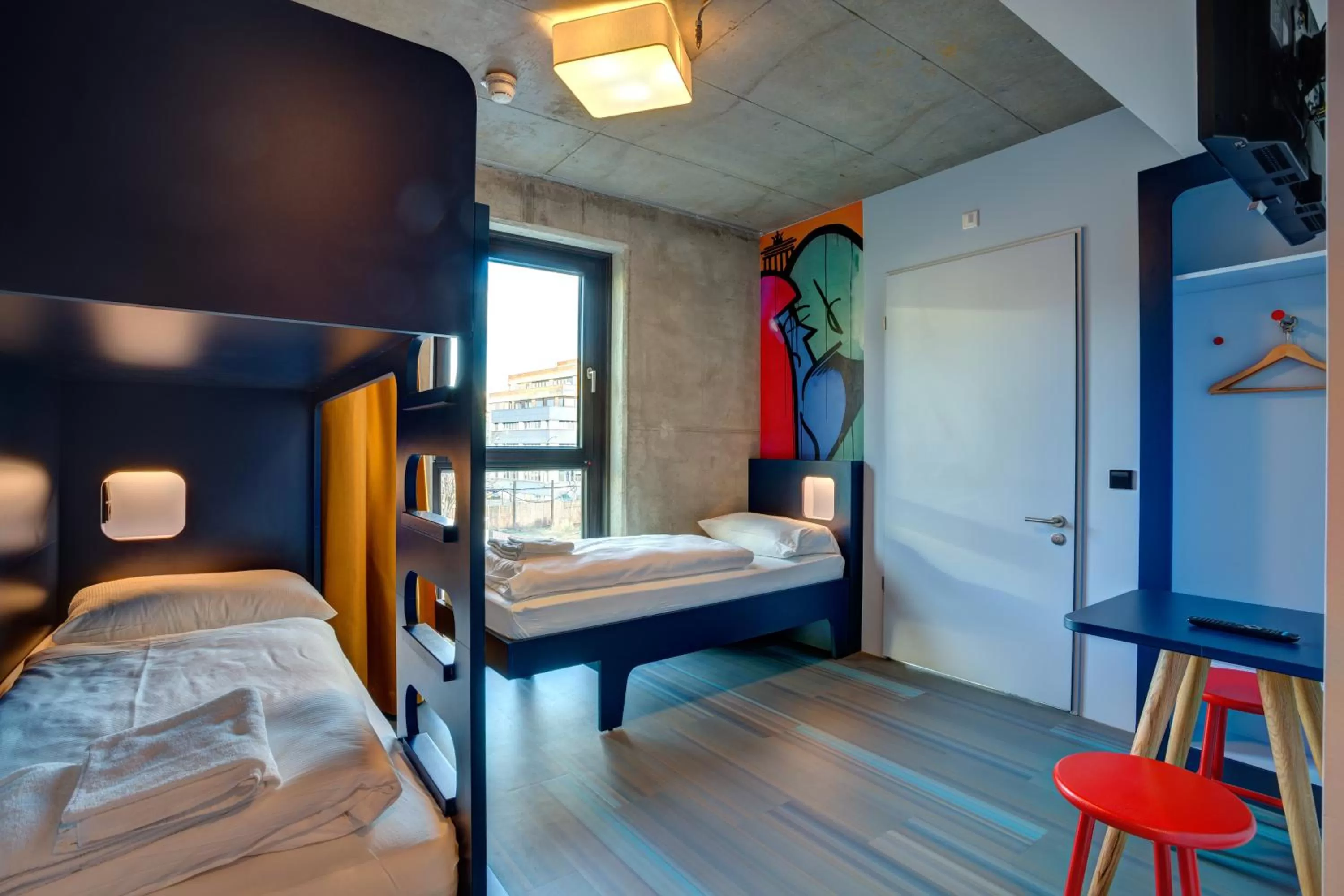 Photo of the whole room, Bed in MEININGER Hotel Berlin East Side Gallery