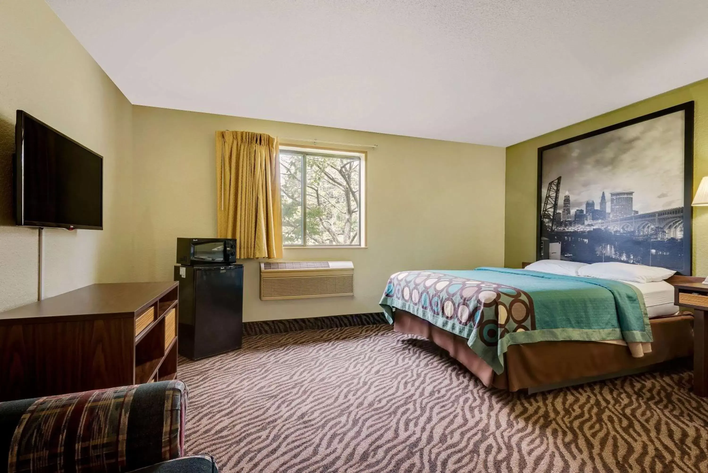 Photo of the whole room, Bed in Super 8 by Wyndham Mentor/Cleveland Area