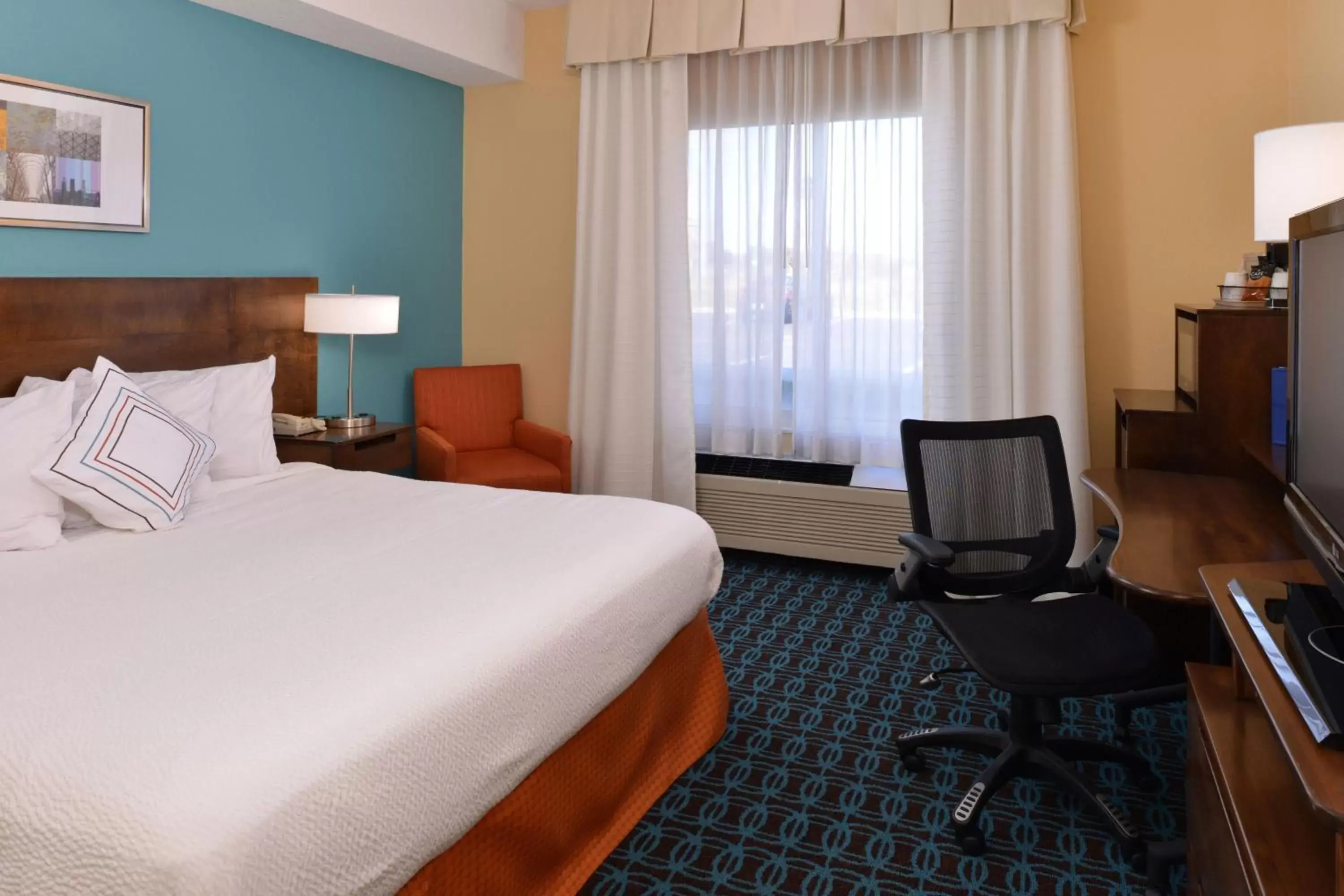 Photo of the whole room, Bed in Fairfield Inn and Suites by Marriott Dayton Troy