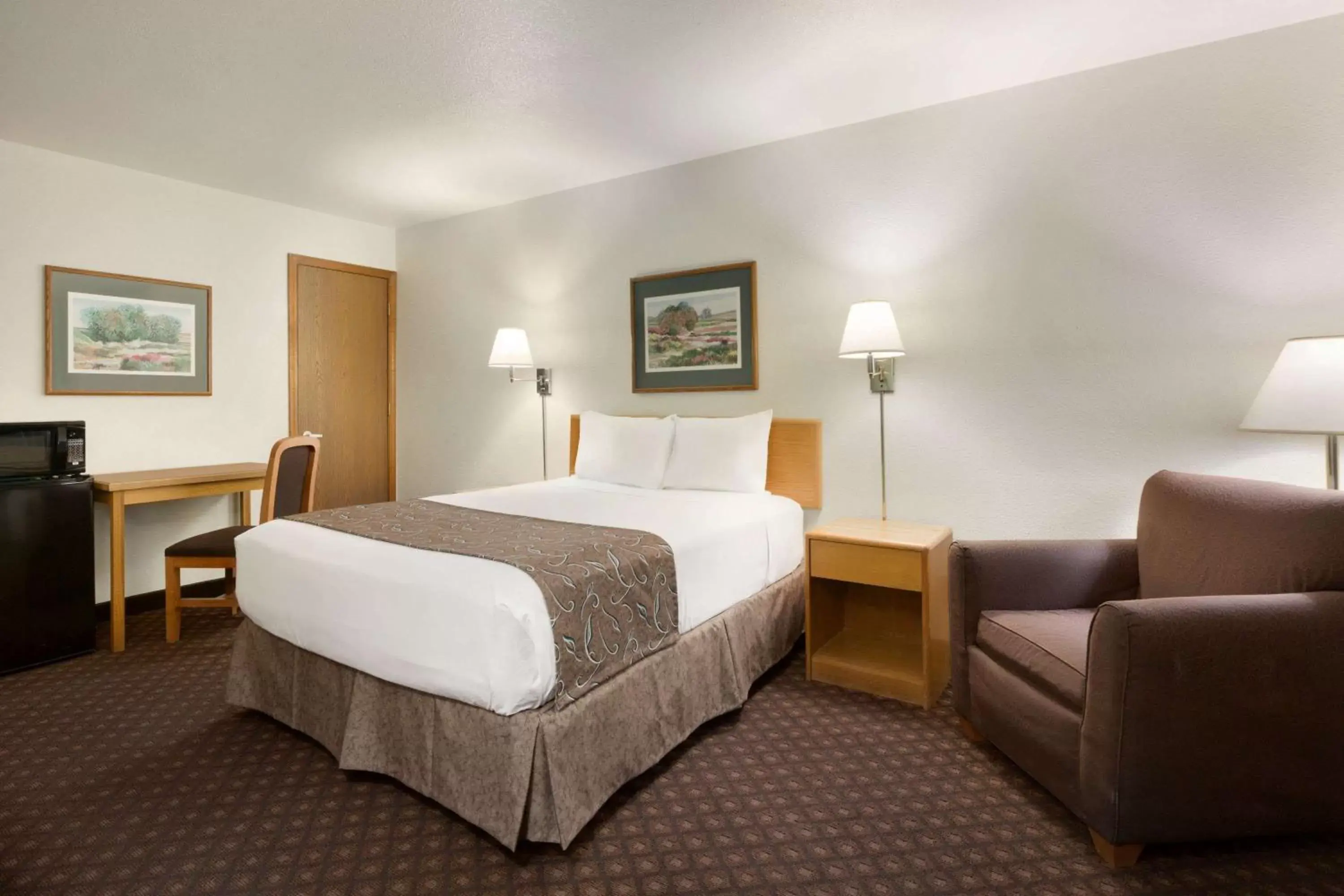 Photo of the whole room, Bed in Travelodge by Wyndham Belen