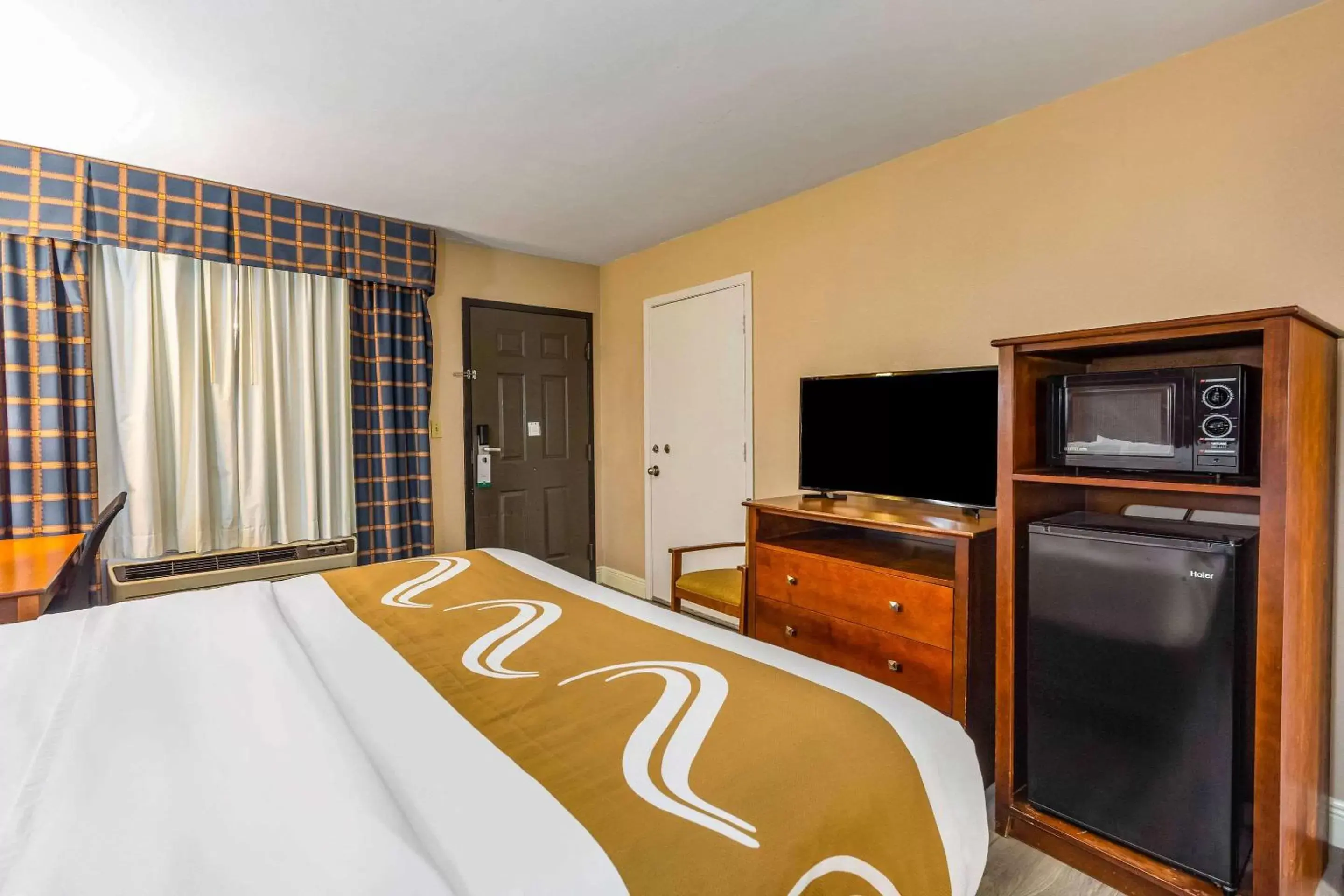 Photo of the whole room, Bed in Quality Inn