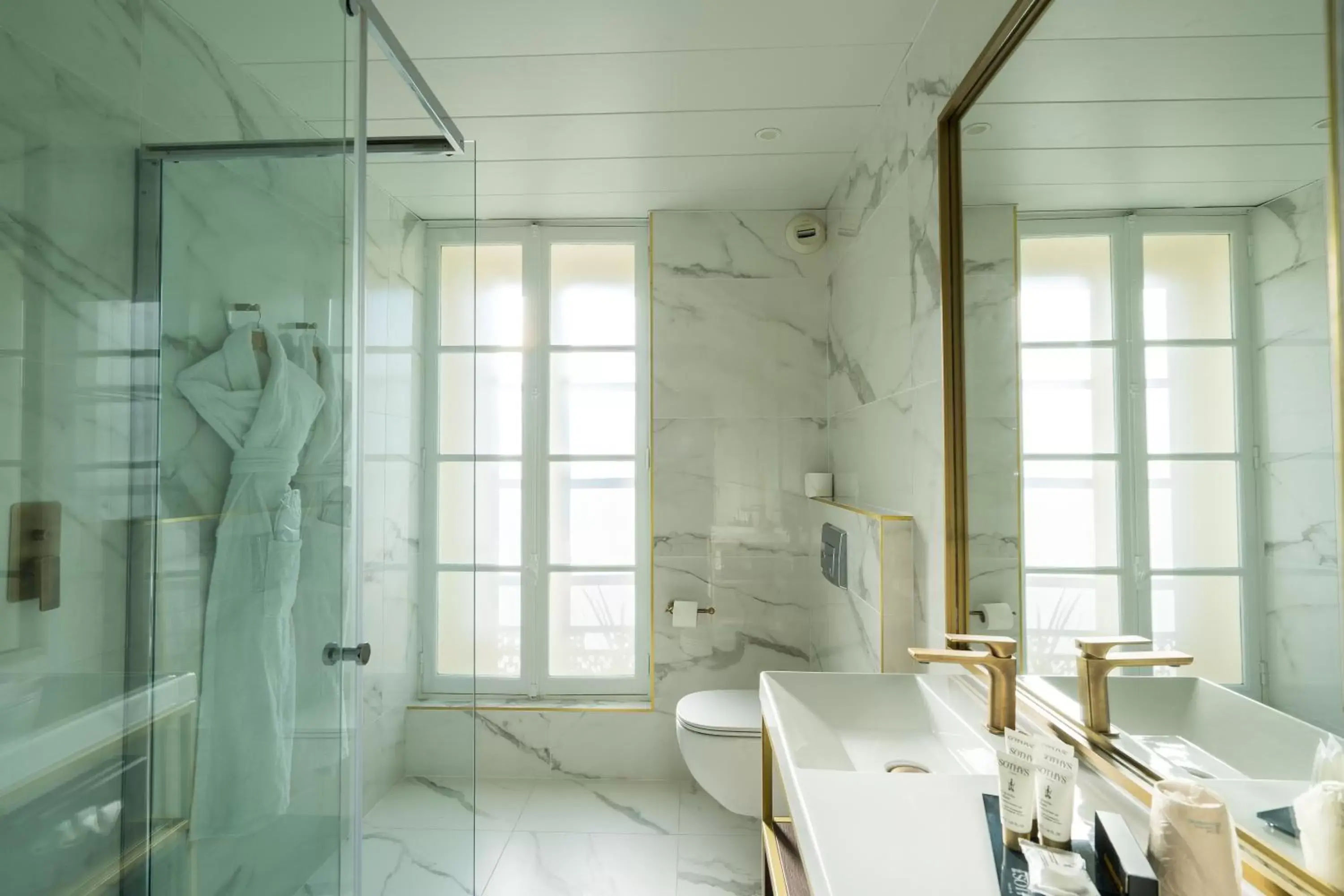 Shower, Bathroom in Aigle Noir Fontainebleau MGallery