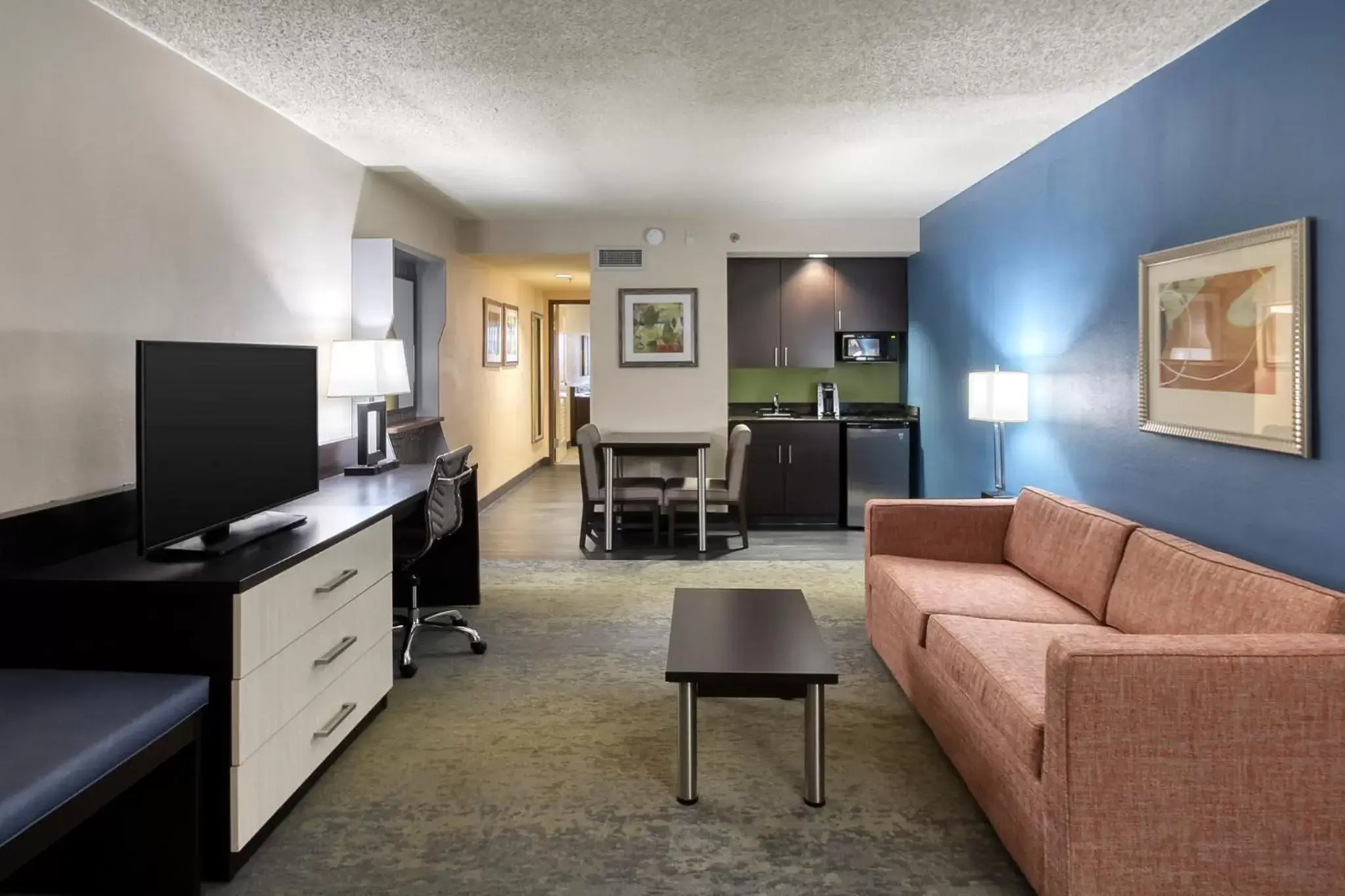 Photo of the whole room, Seating Area in Holiday Inn & Suites Atlanta Airport North, an IHG Hotel