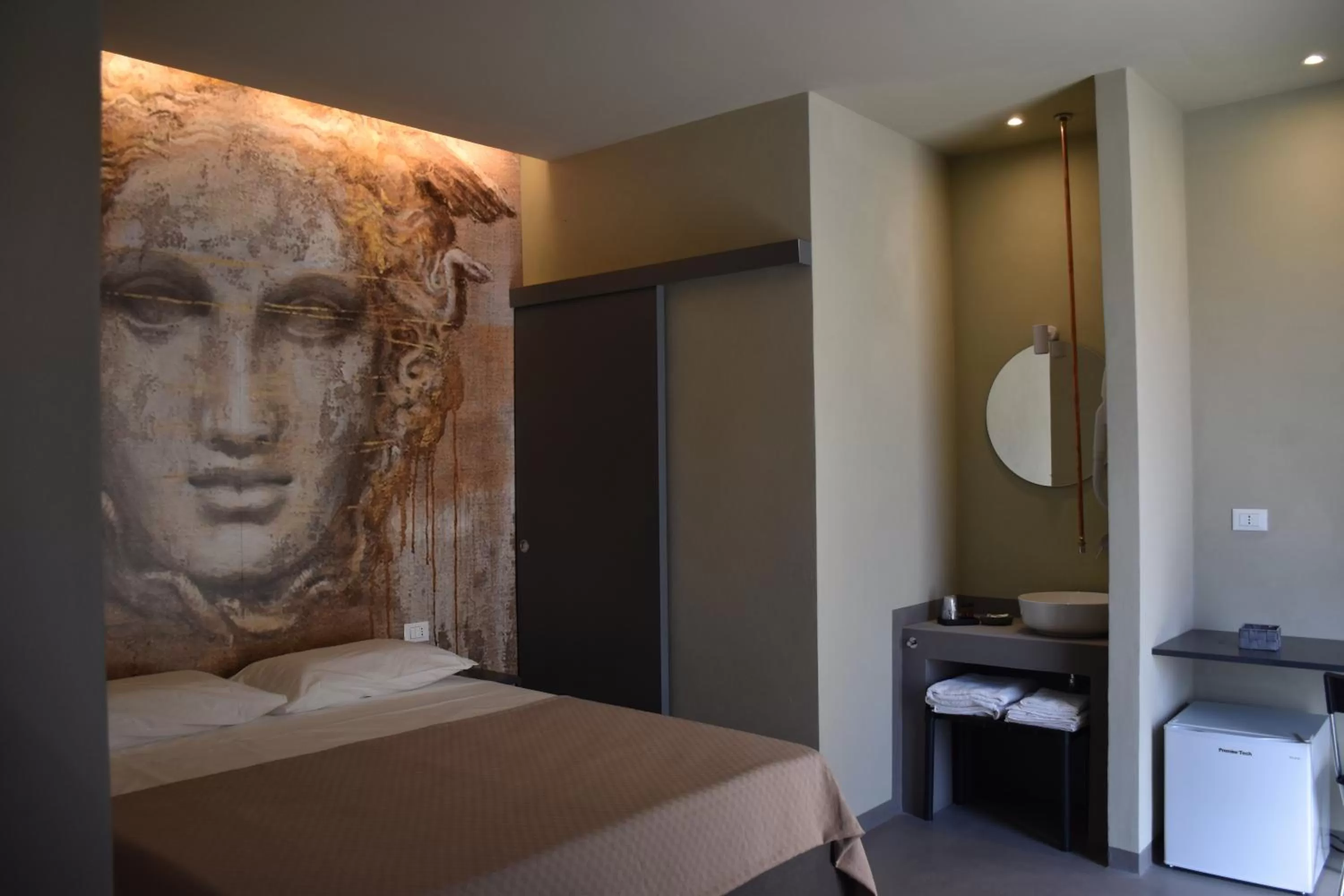 Photo of the whole room, Bed in Dea's Rooms