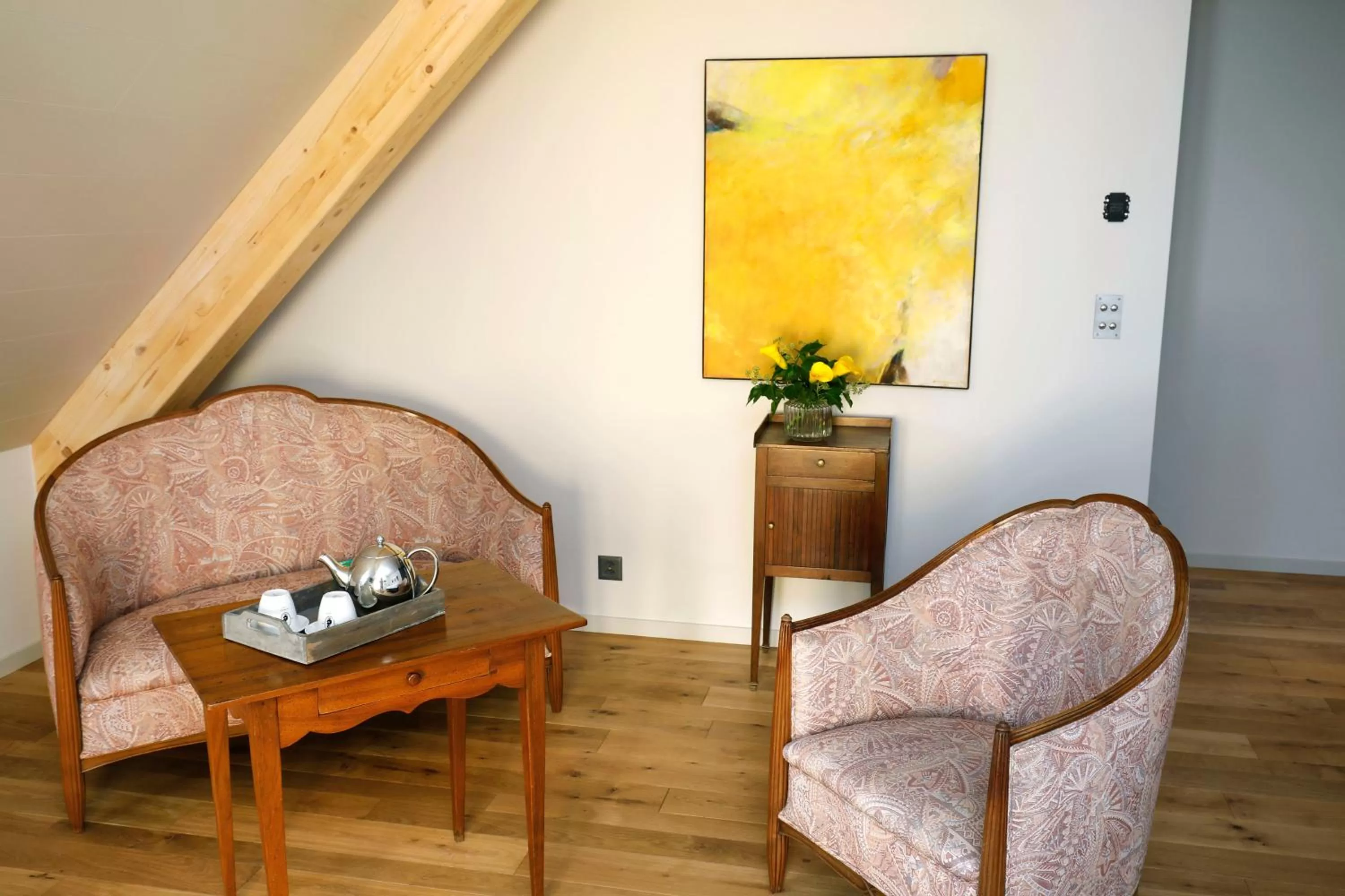 Seating area in Fleur de Lis