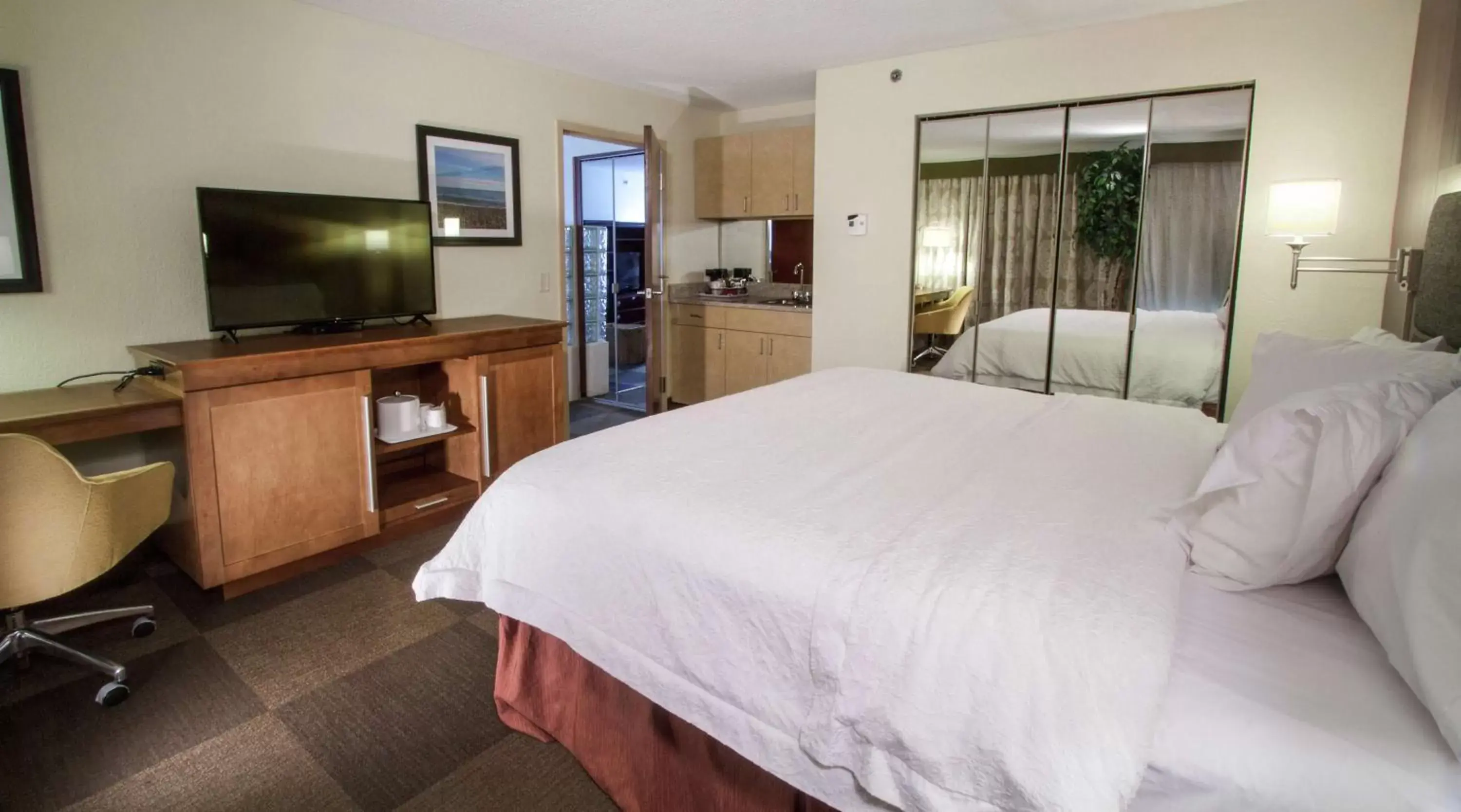 Bedroom, Bed in Hampton Inn South Haven