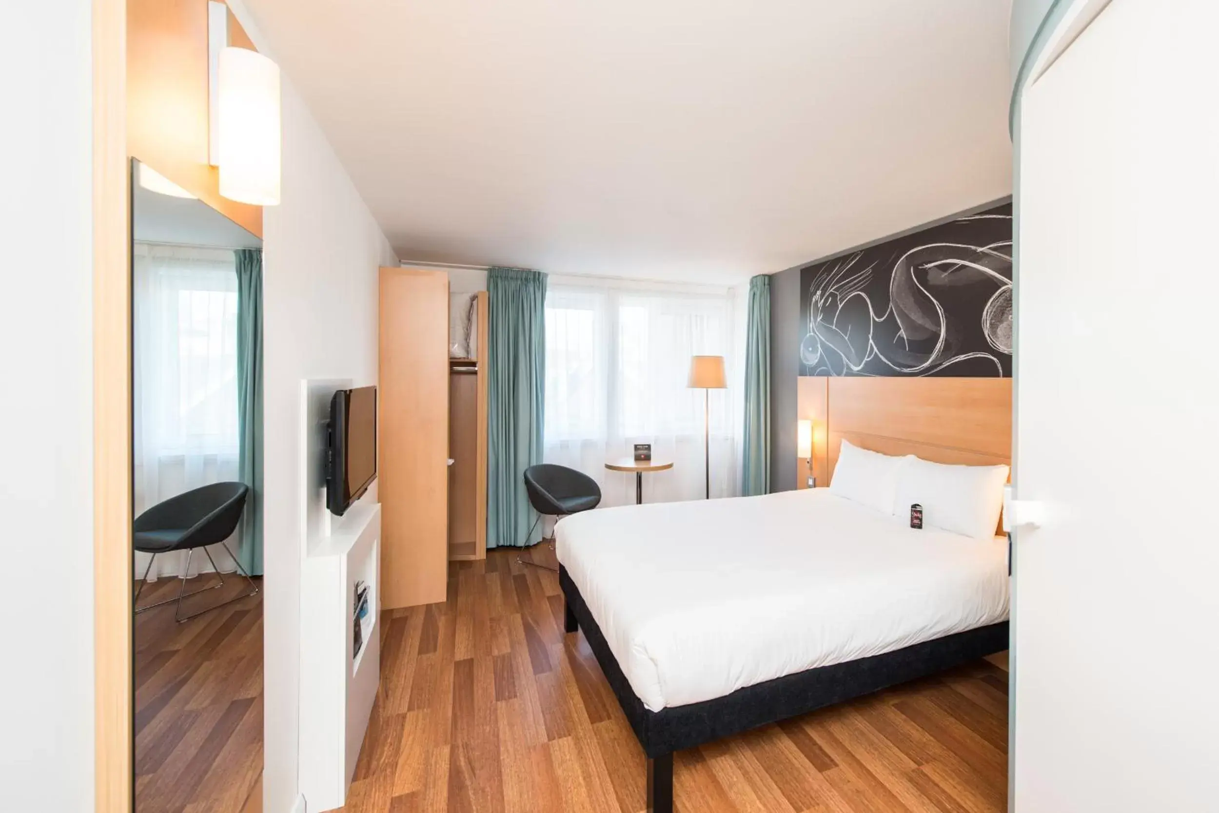 Photo of the whole room, Bed in ibis Edinburgh Centre South Bridge – Royal Mile Photo of the whole room, Bed in ibis Edinburgh Centre South Bridge – Royal Mile