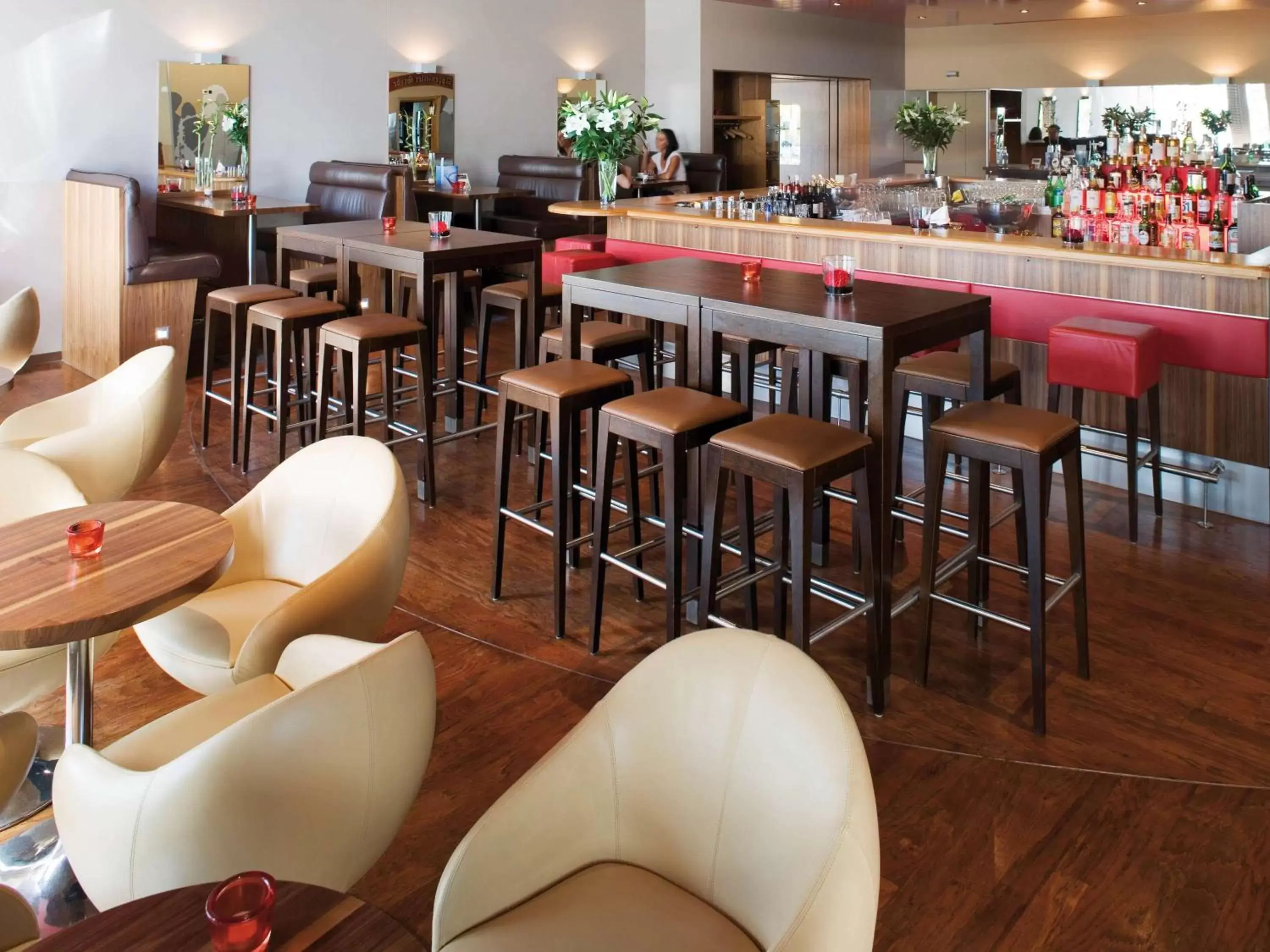 Lounge or bar, Restaurant/Places to Eat in Mövenpick Hotel Zurich Airport